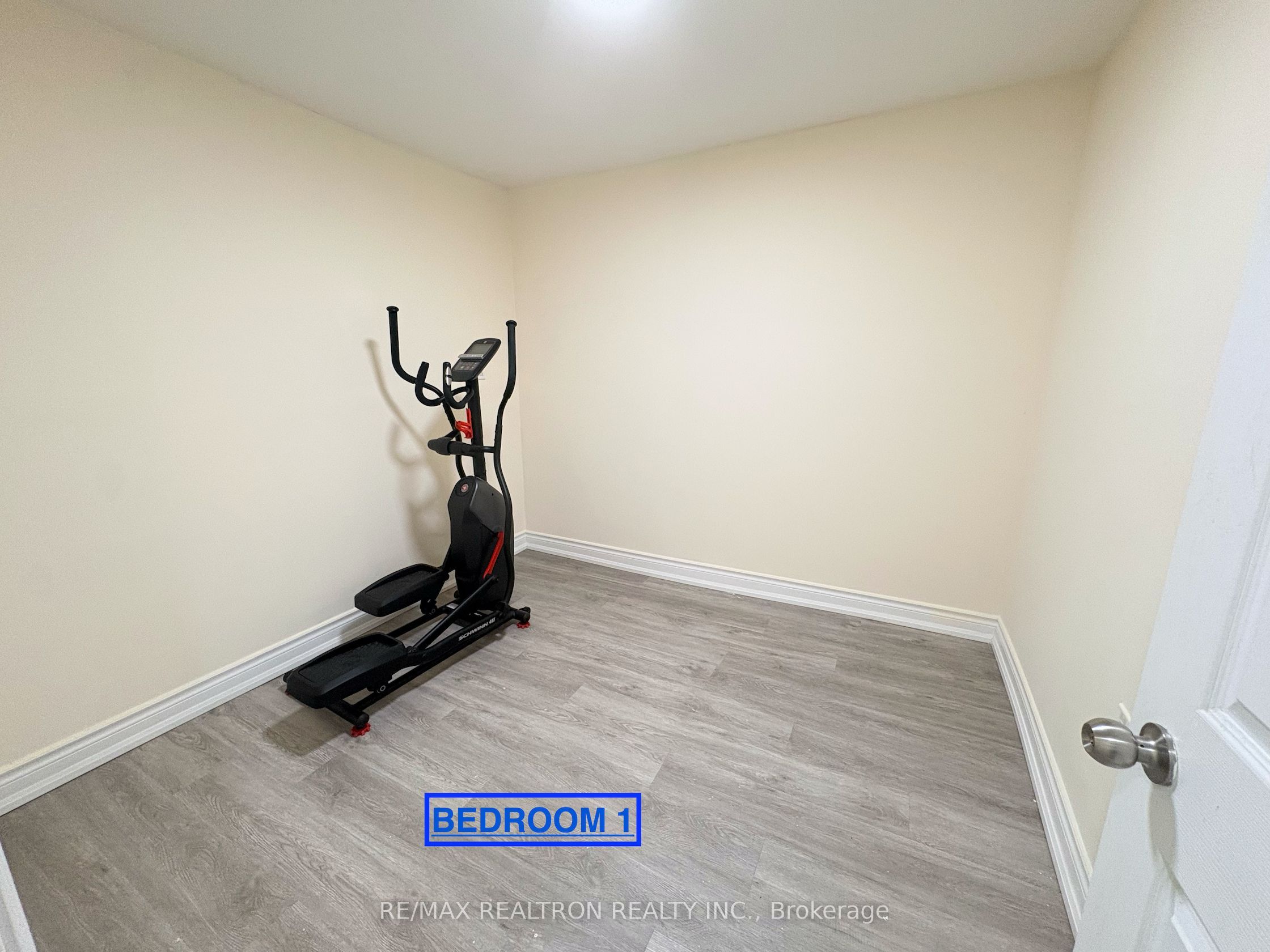 39 Epps Crescent Bsmt, Ajax, ON L1Z 1G2 photo 3