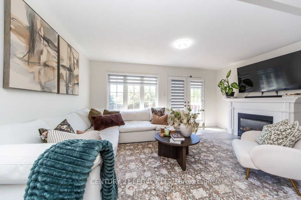 44 Tincomb Crescent, Whitby, ON L1R 2Y6