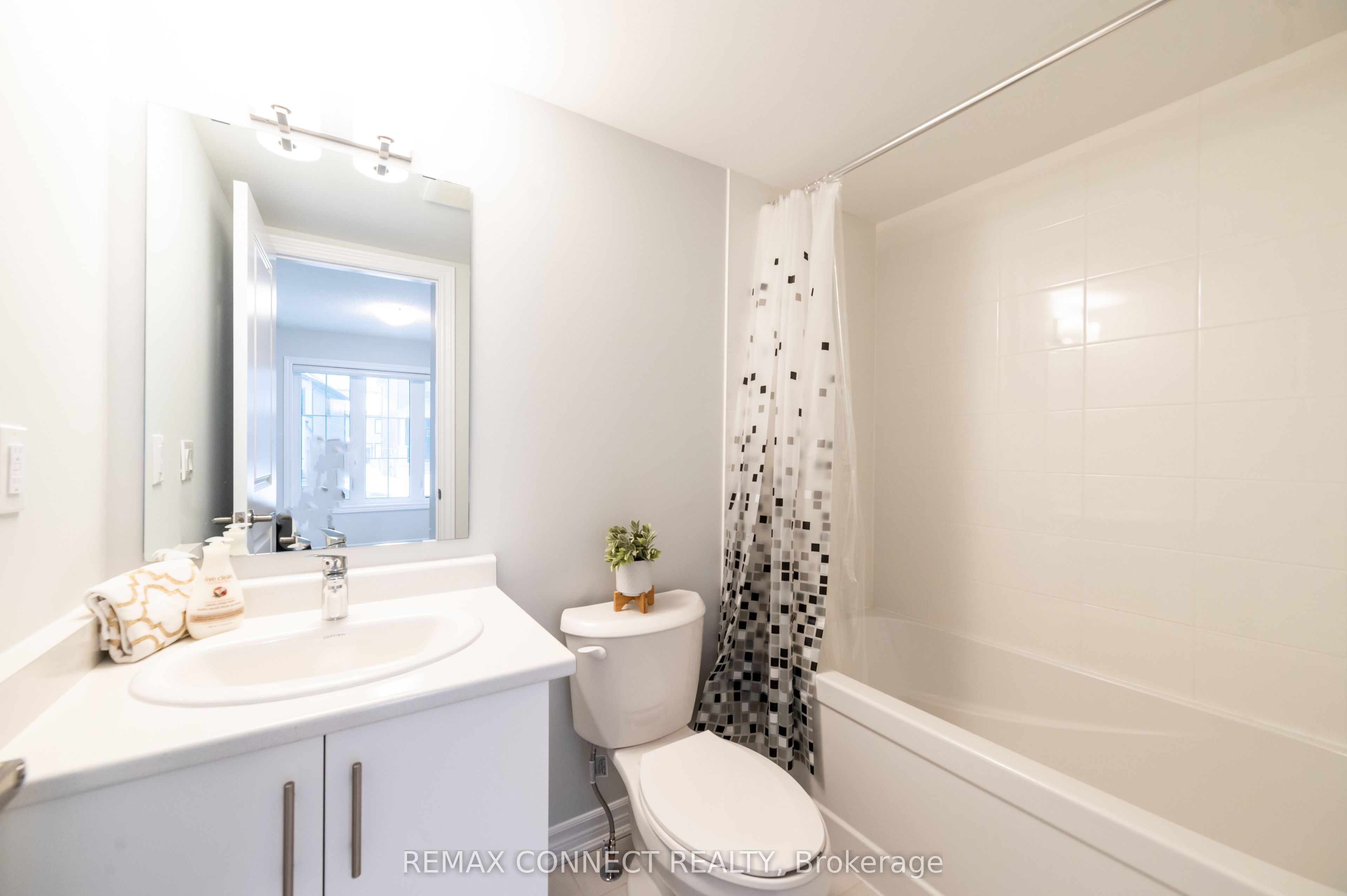 1028 Dyas Avenue, Oshawa, ON L1H 8L7 photo 5