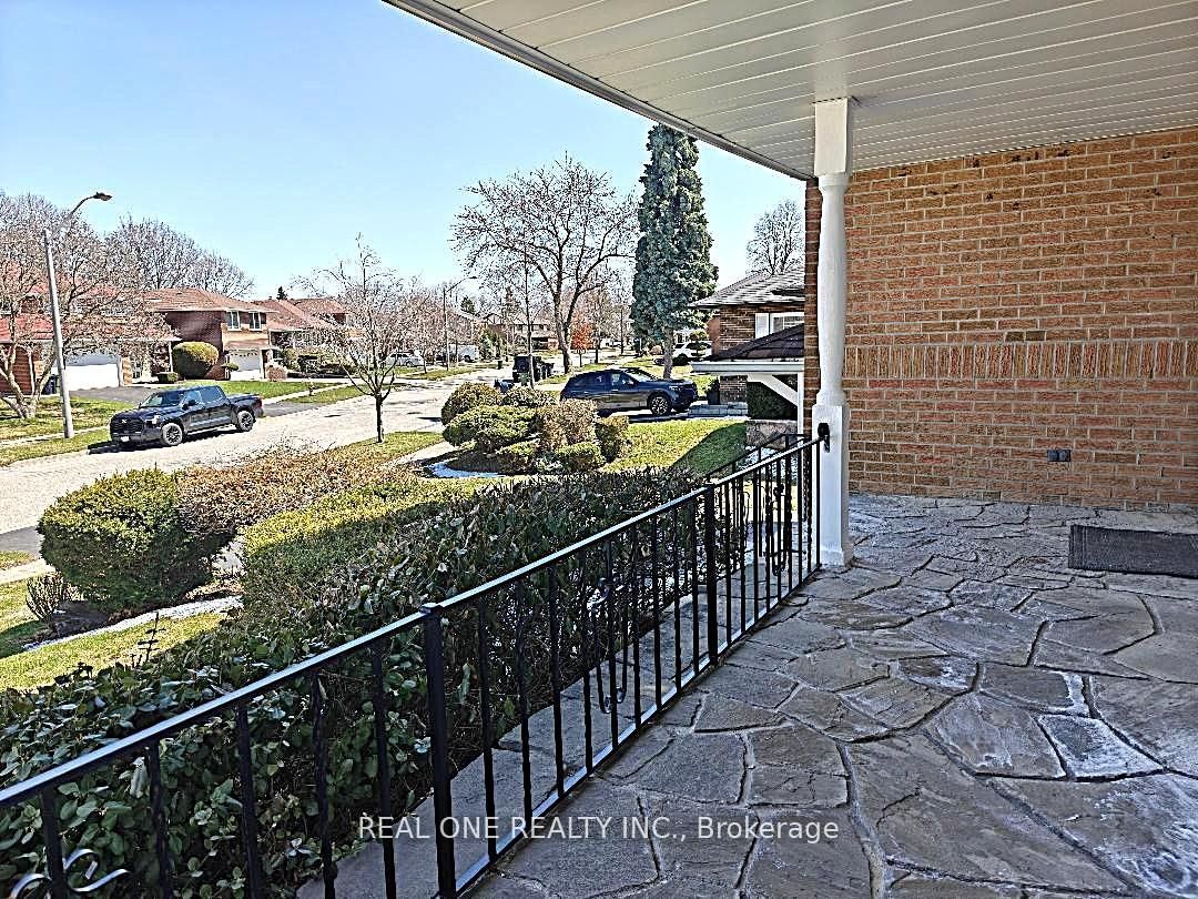 22 Kenmanor Boulevard, Toronto, ON M1W 1R7 photo 3
