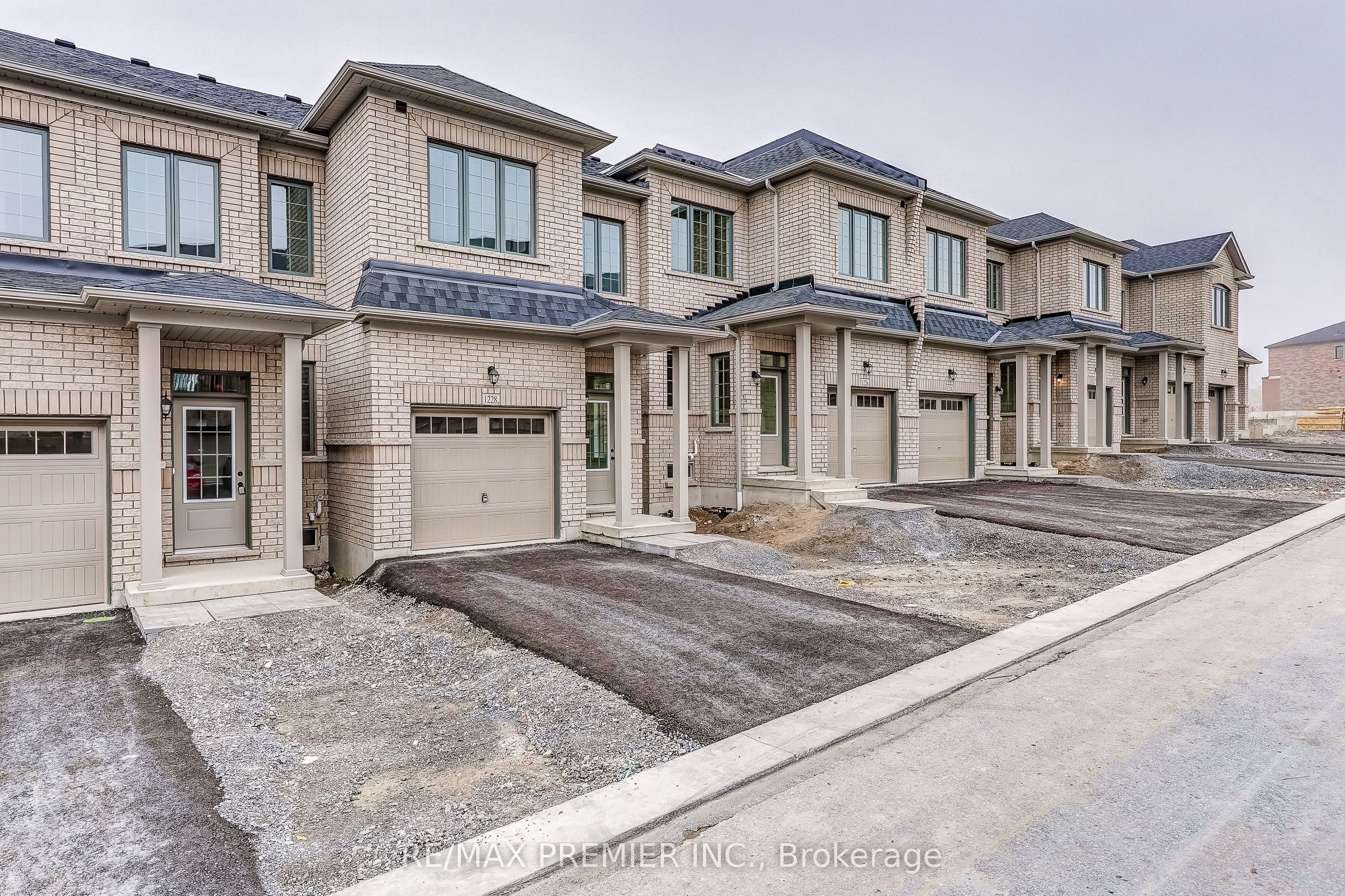 1228 Elizabeth Mackenzie Drive, Pickering, ON L1X 0S3 photo 2