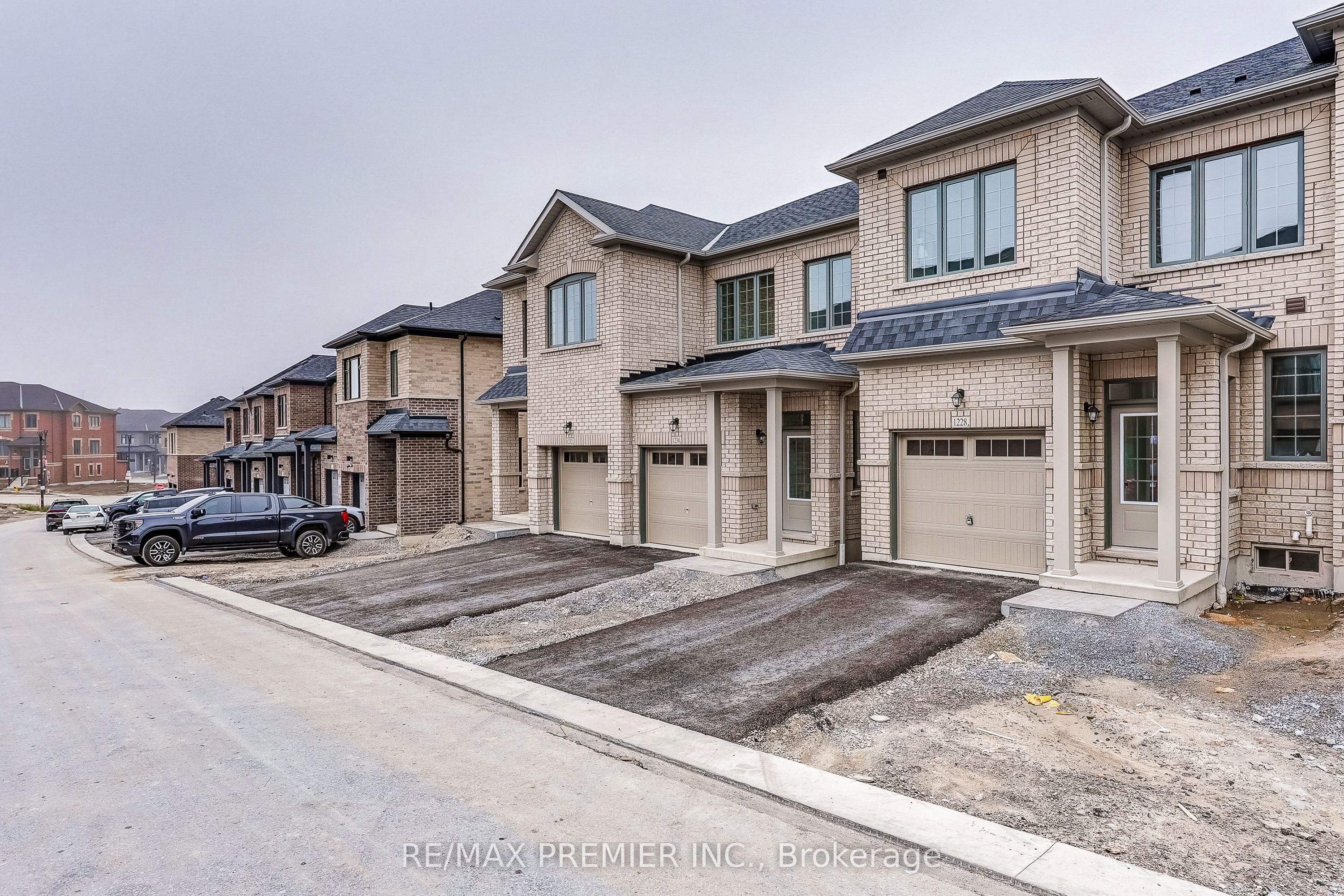 1228 Elizabeth Mackenzie Drive, Pickering, ON L1X 0S3 photo 3