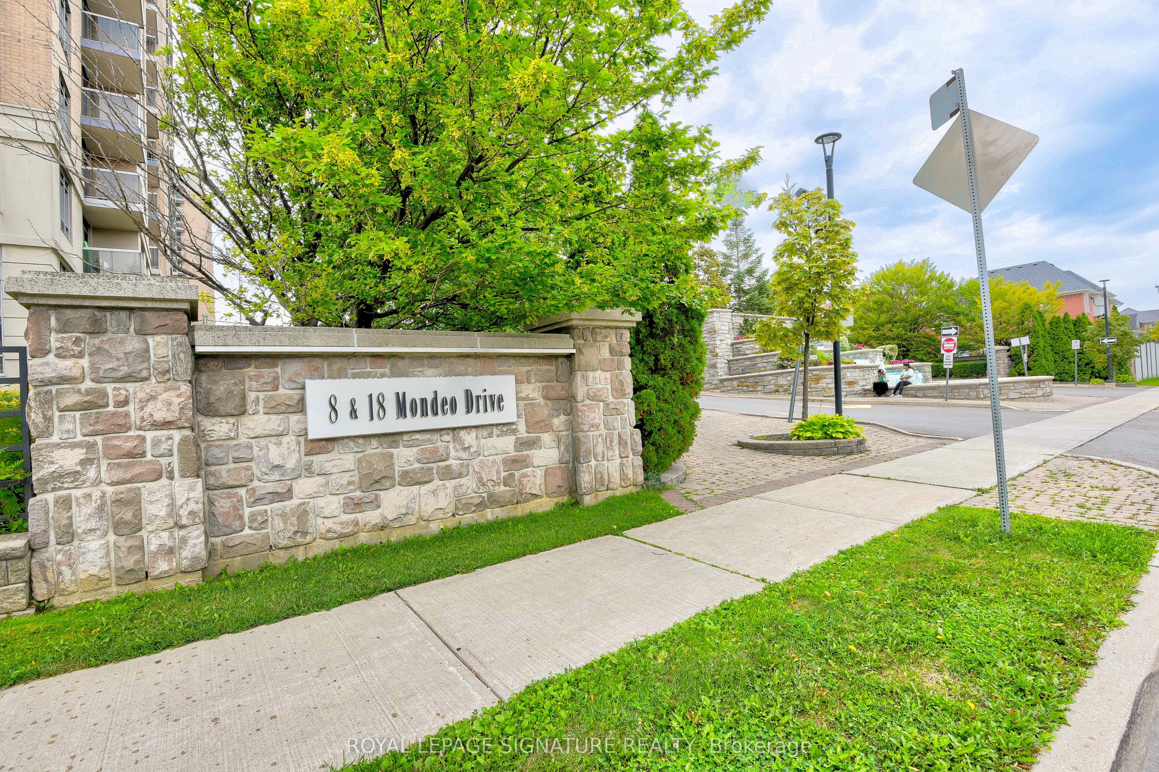 8 Mondeo Drive 705, Toronto, ON M1P 5C7 photo 2
