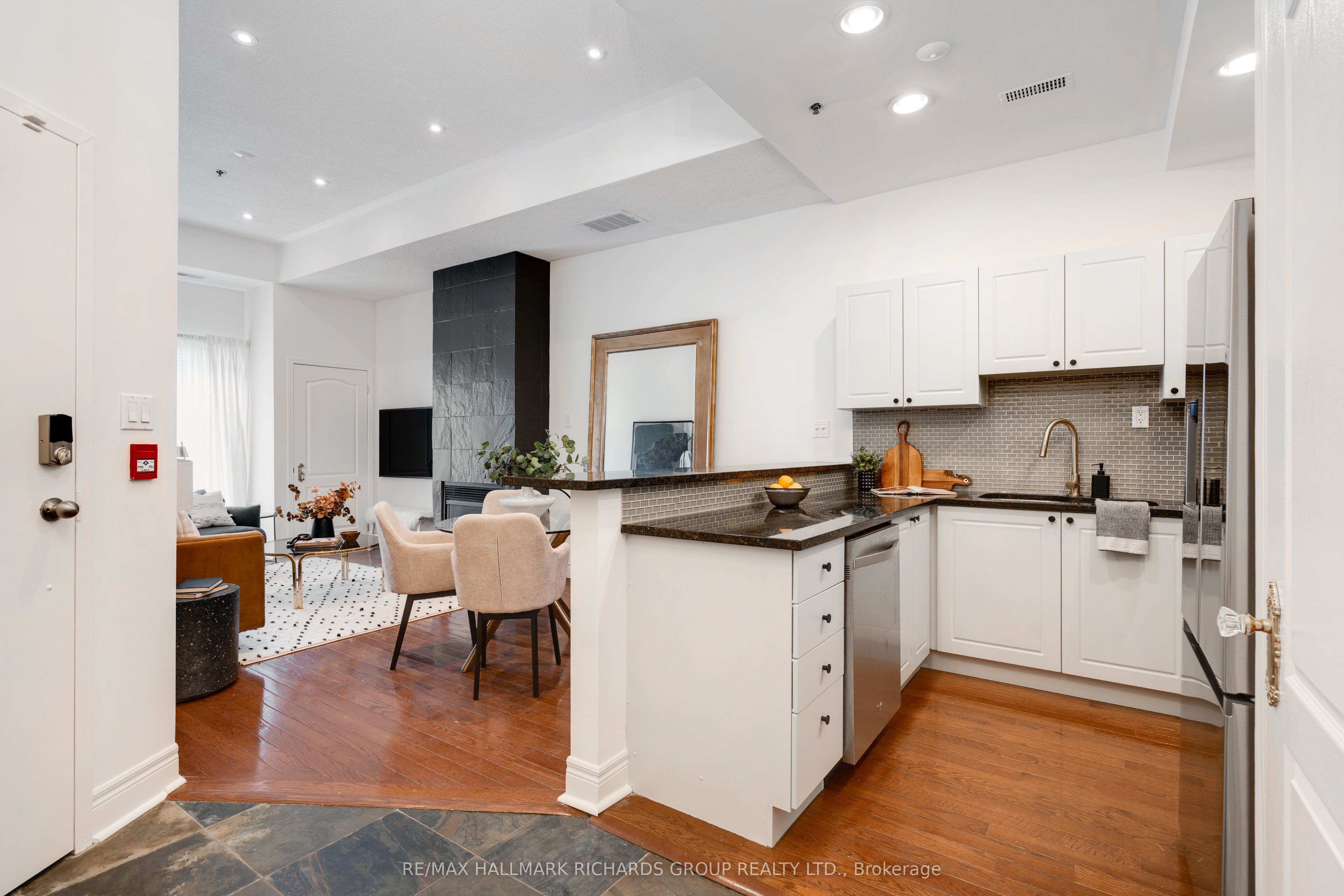 325 Kingston Road 101, Toronto, ON M4L 1T8 photo 2