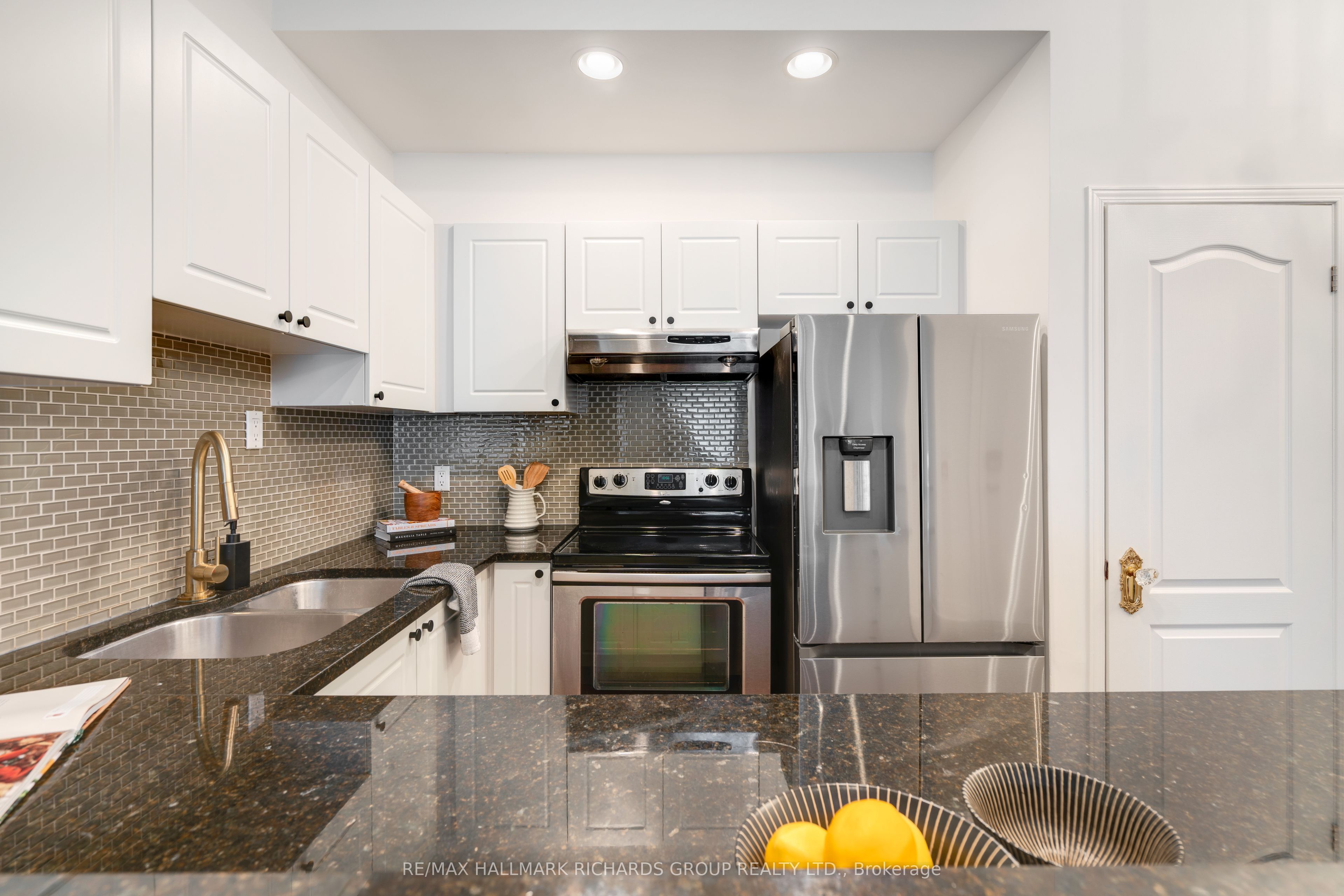 325 Kingston Road 101, Toronto, ON M4L 1T8 photo 5