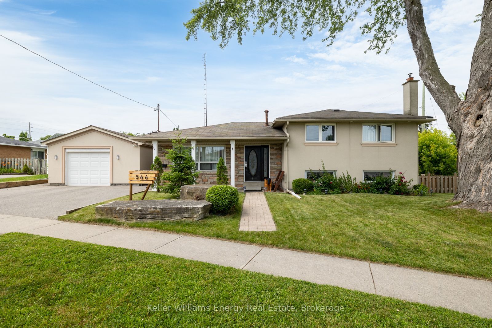 566 Dean Avenue Lower, Oshawa, ON L1H 3J8