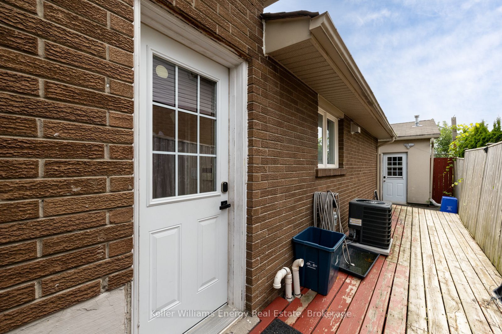 566 Dean Avenue Lower, Oshawa, ON L1H 3J8 photo 2