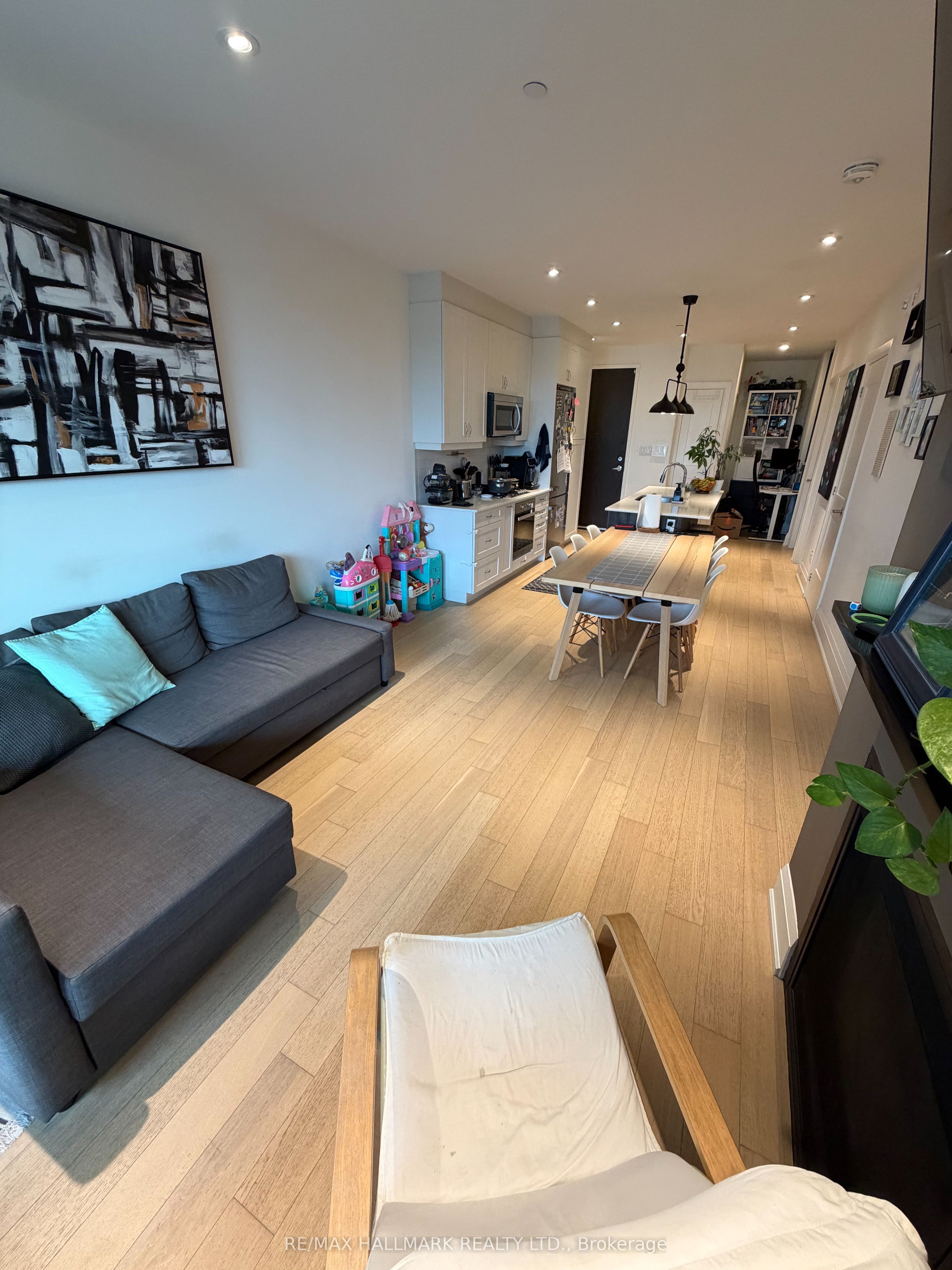 365 Beech Avenue 302, Toronto, ON M4E 0C2 photo 4