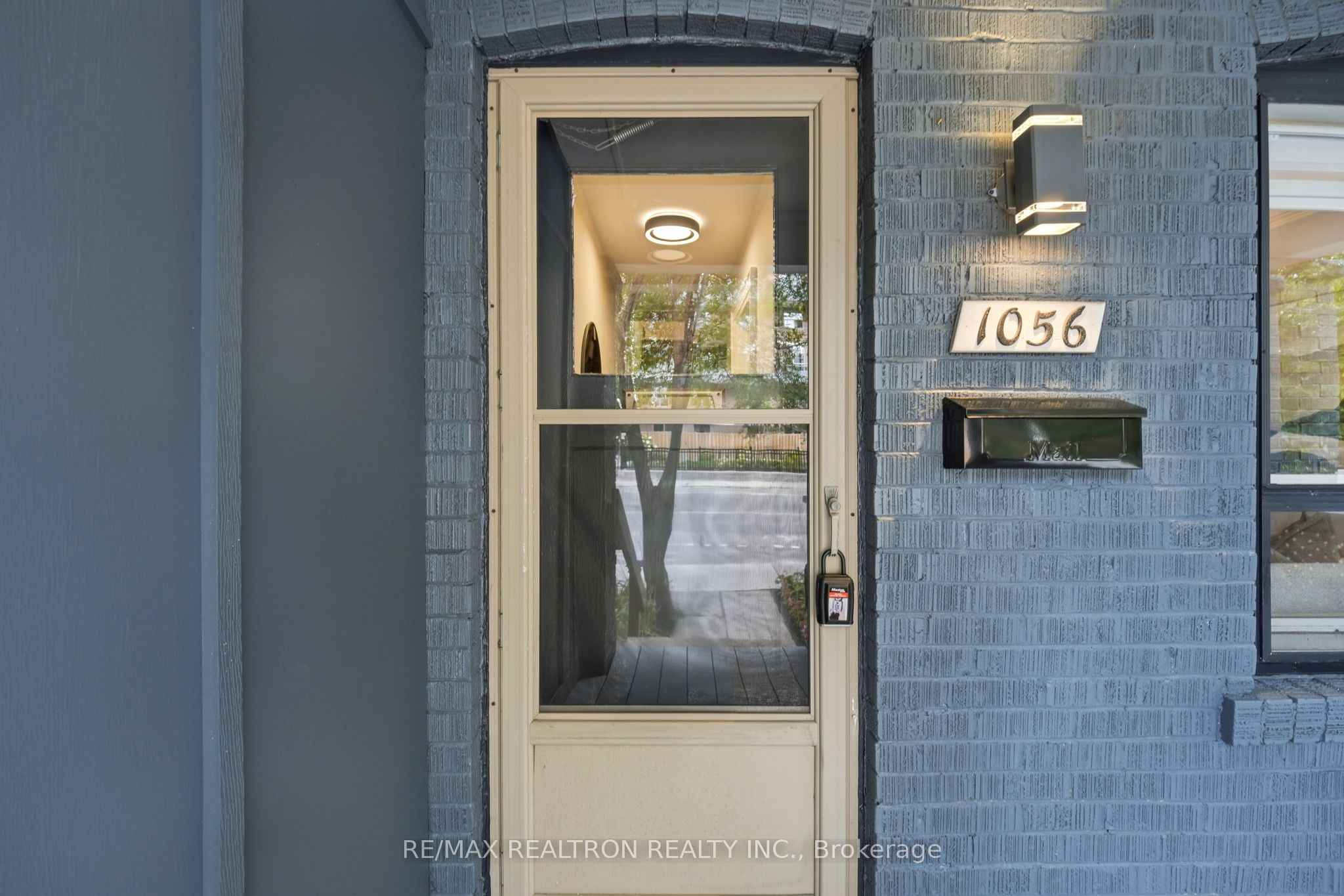 1056 Woodbine Avenue W, Toronto, ON M4C 4C5 photo 2