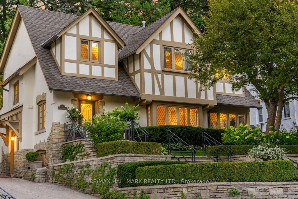 14 Pine Crescent, Toronto, ON M4E 1L2 photo 2