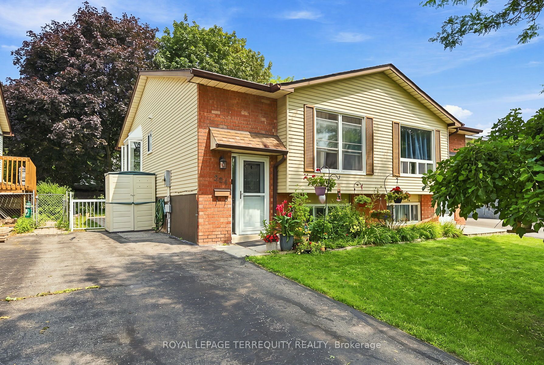224 Medina Court, Oshawa, ON L1J 7E1 photo 2