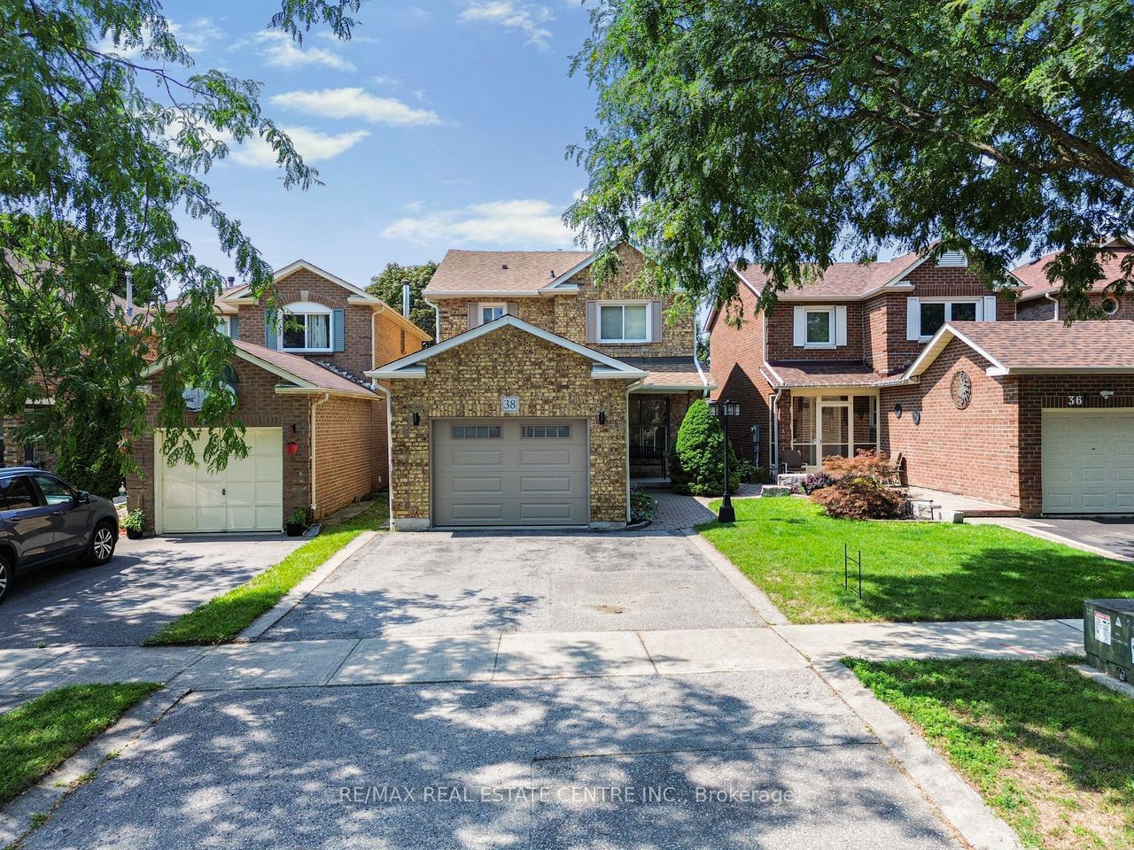38 Tresher Court, Ajax, ON L1T 2N1 photo 2
