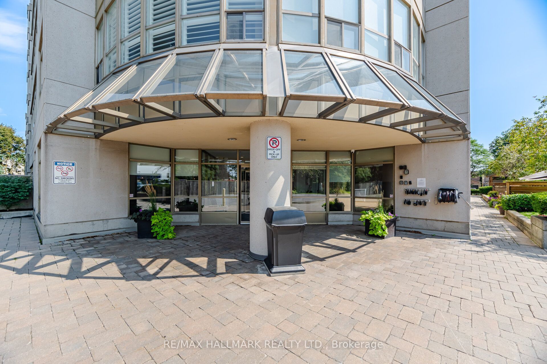 712 Rossland Road E 1005, Whitby, ON L1N 9E8