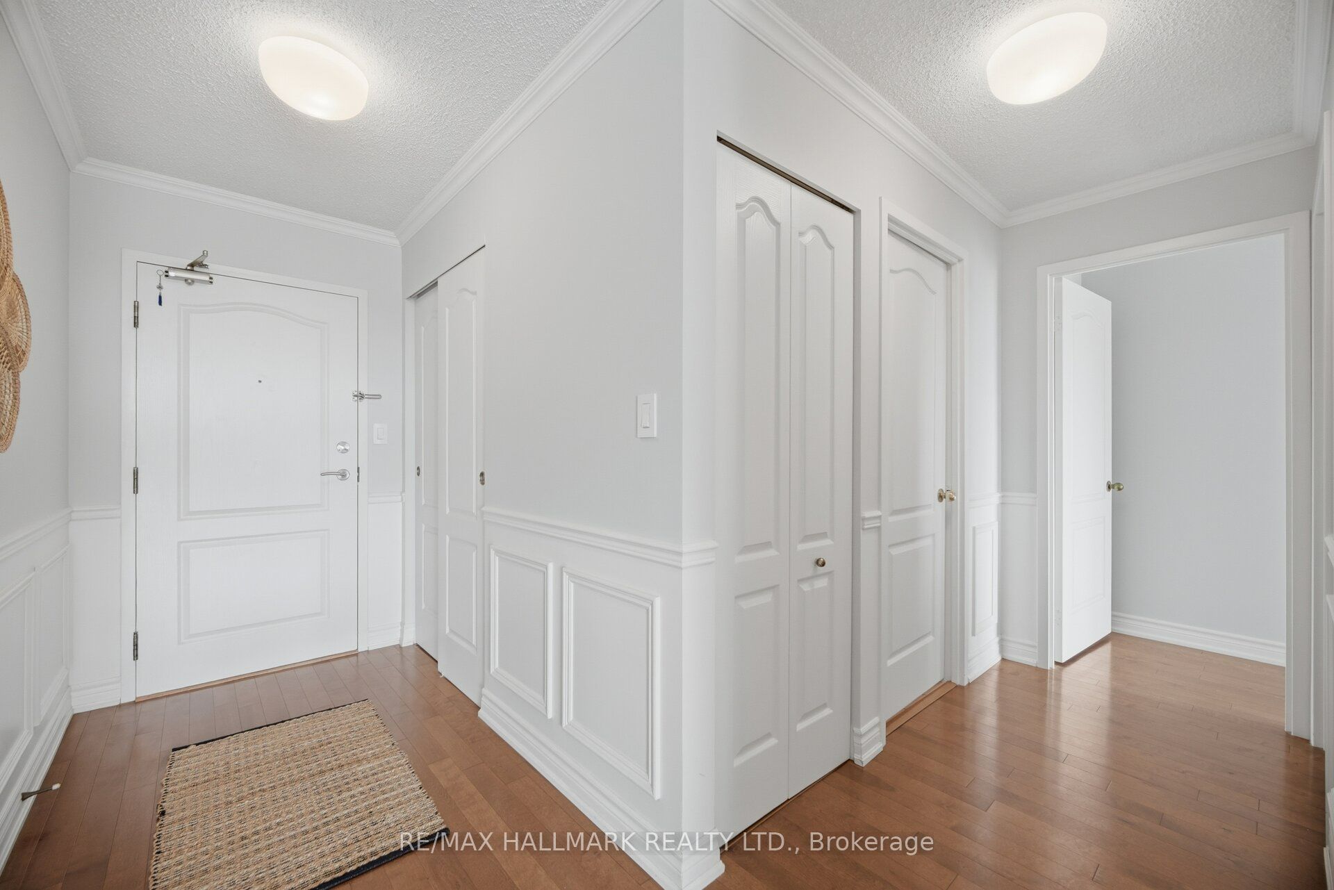 712 Rossland Road E 1005, Whitby, ON L1N 9E8 photo 4