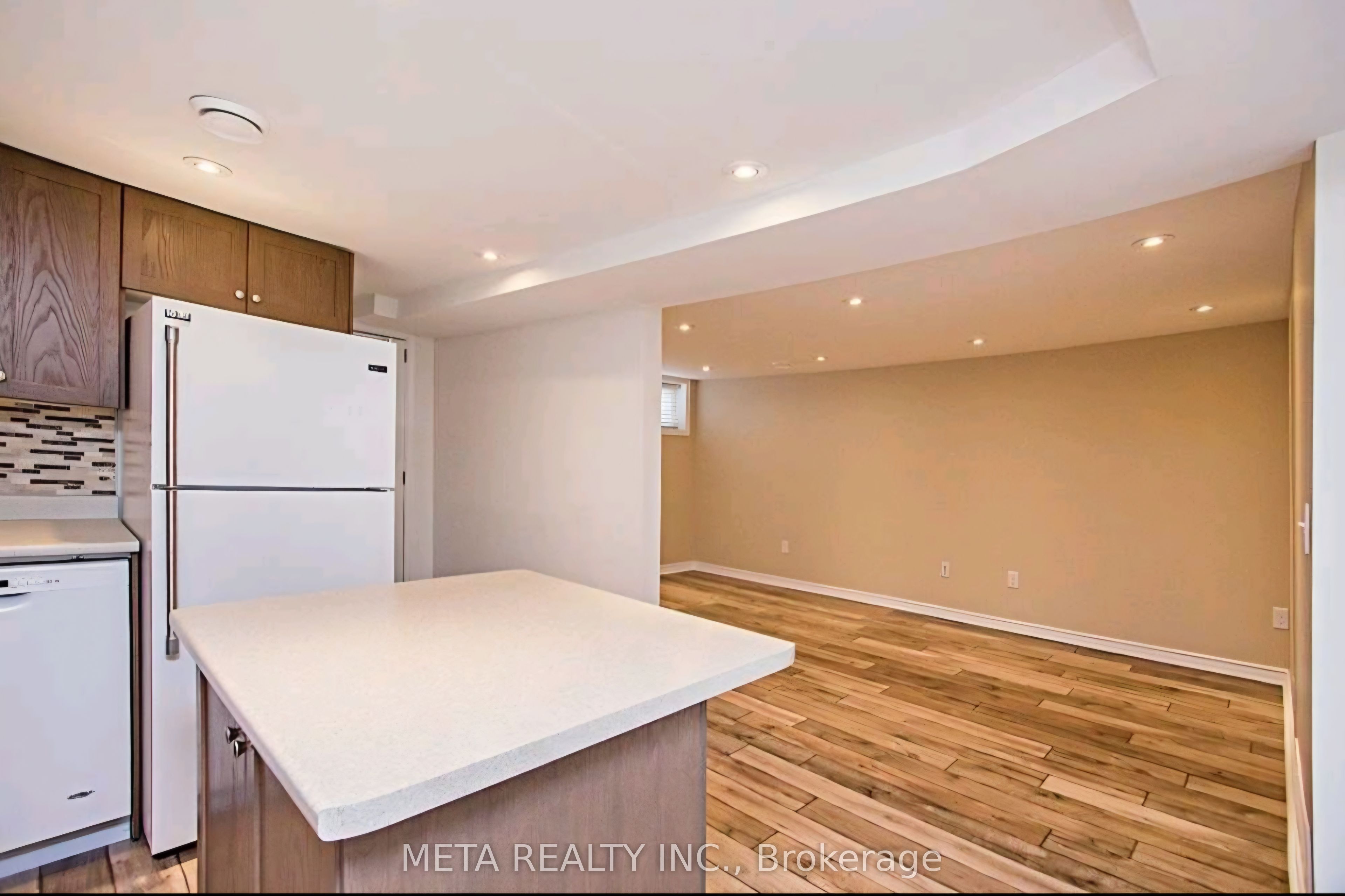 296 Festhubert Street E lower, Oshawa, ON L1H 2E2 photo 2