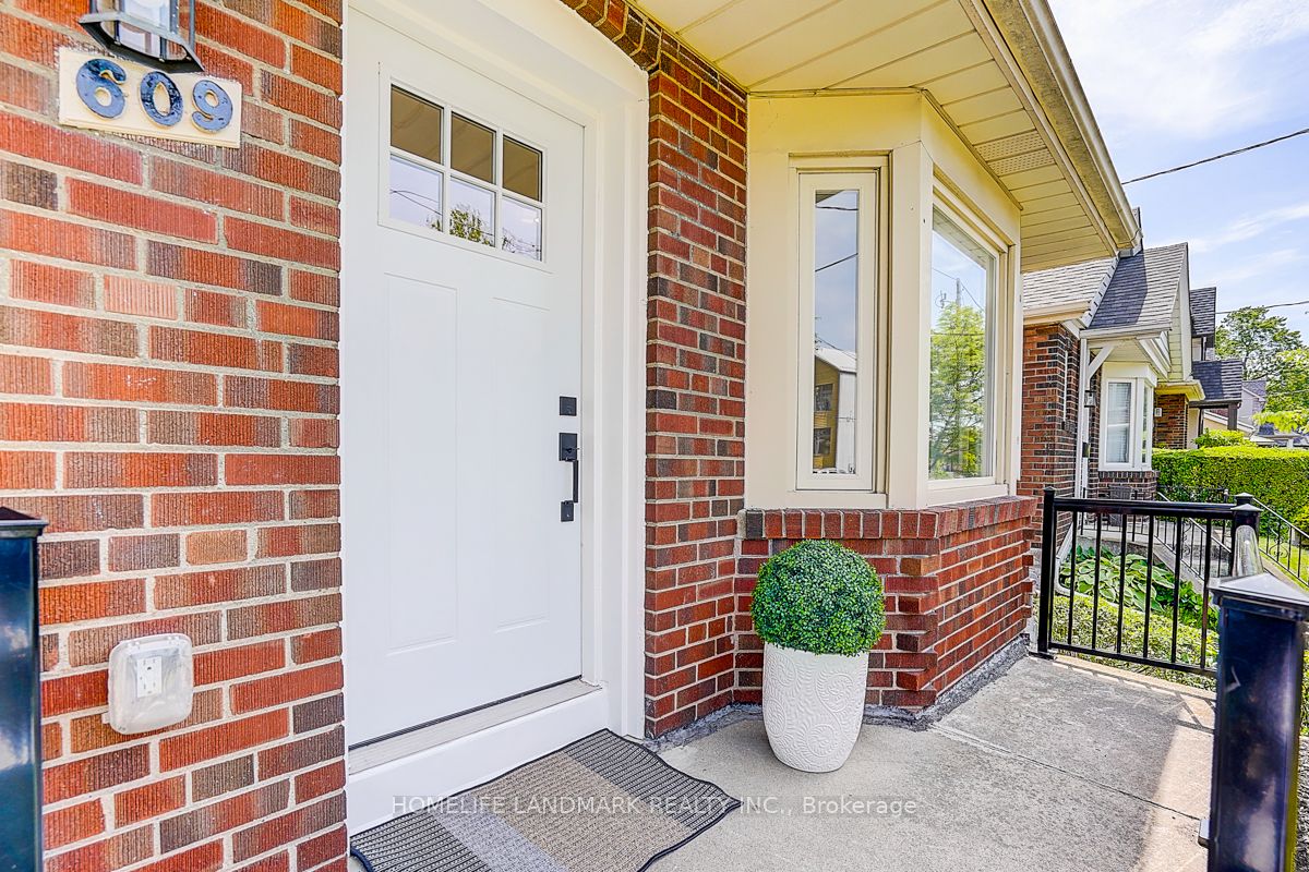 609 Mortimer Avenue, Toronto, ON M4C 2J6 photo 2