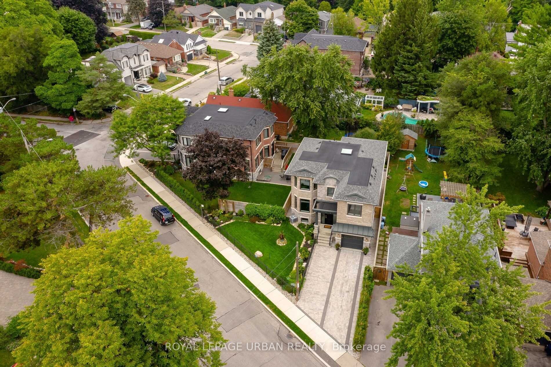 70 Parkview Hill Crescent, Toronto, ON M4B 1R4 photo 2