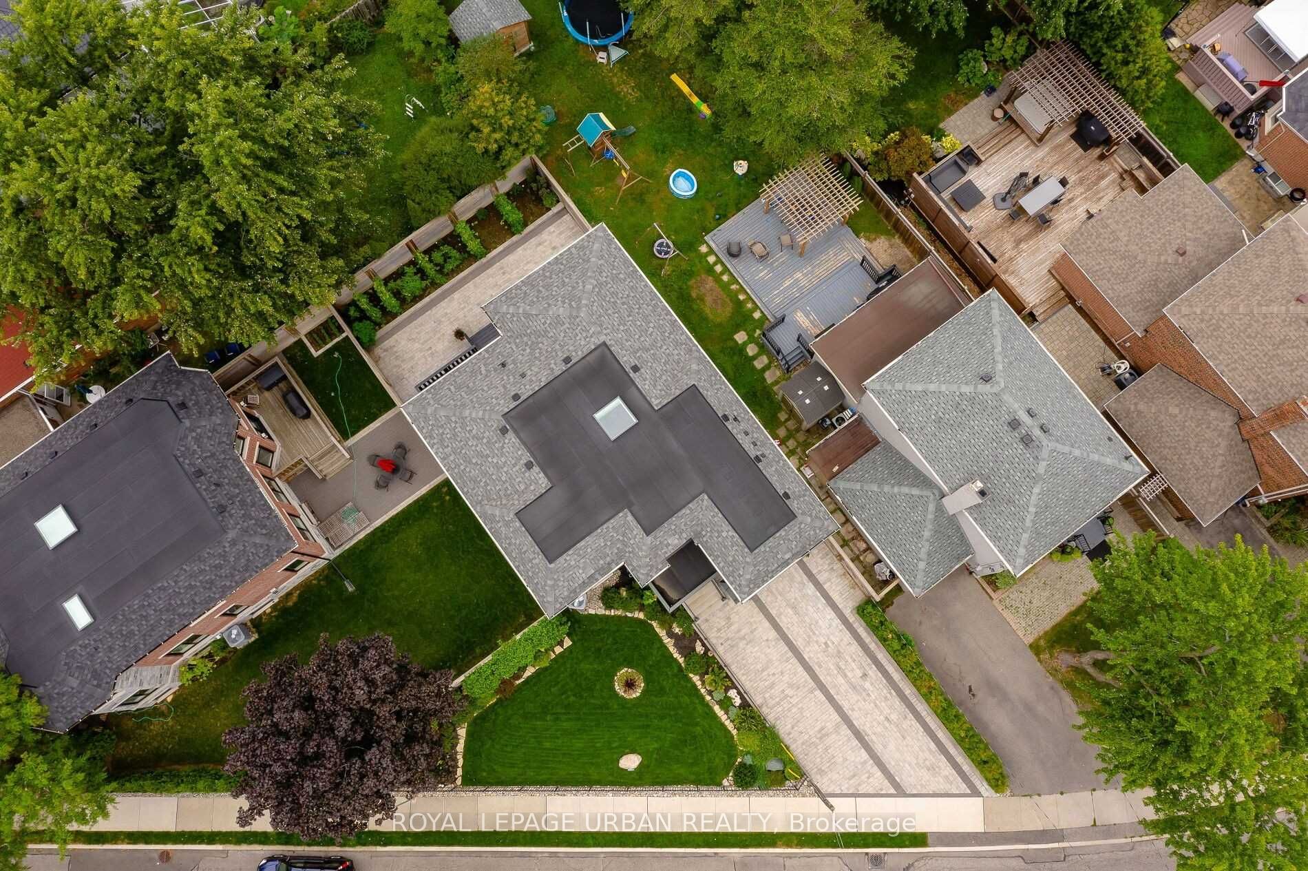 70 Parkview Hill Crescent, Toronto, ON M4B 1R4 photo 3