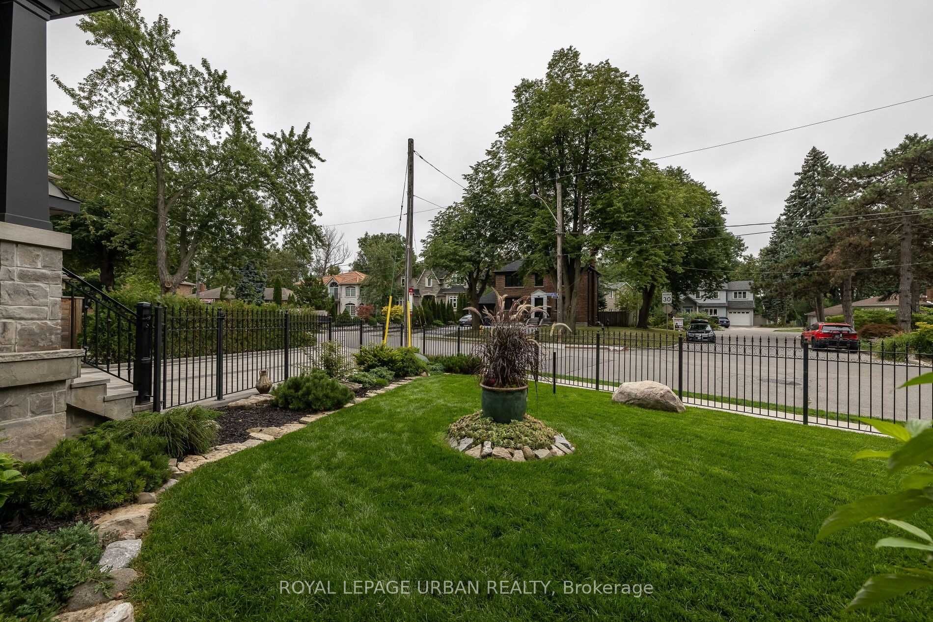 70 Parkview Hill Crescent, Toronto, ON M4B 1R4 photo 5