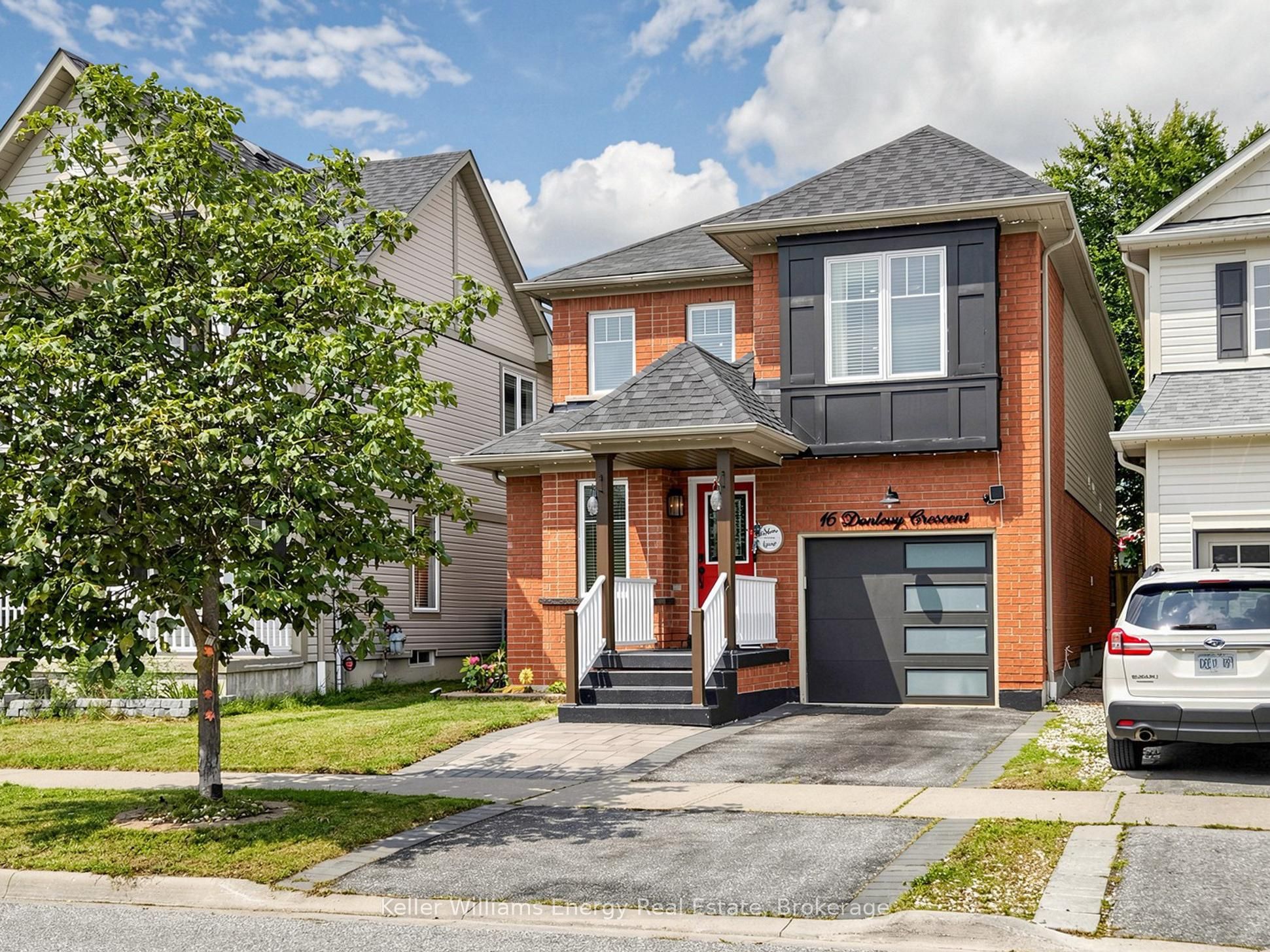 16 Donlevy Crescent, Whitby, ON L1R 0B8 photo 2