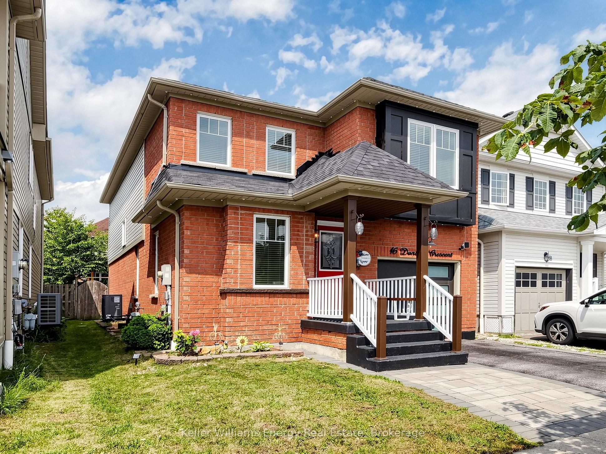 16 Donlevy Crescent, Whitby, ON L1R 0B8 photo 3