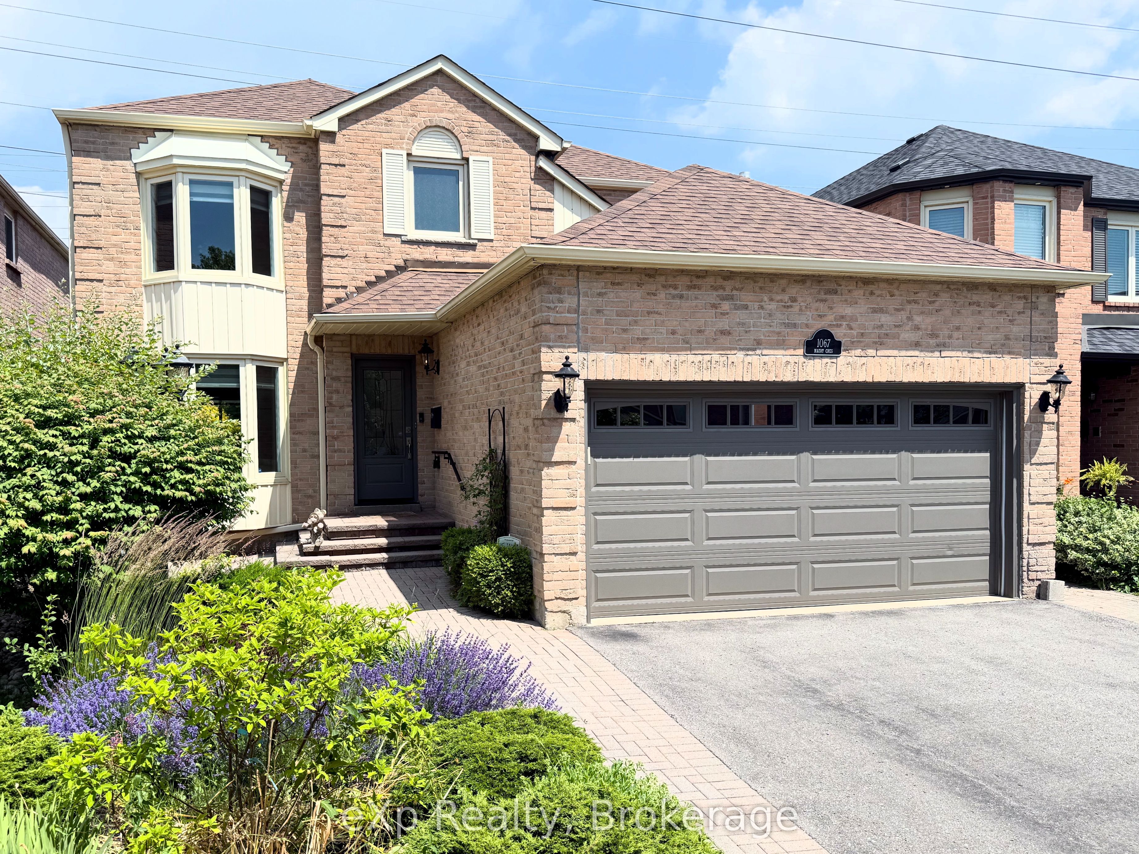 1067 Maury Crescent, Pickering, ON L1X 1R4 photo 2