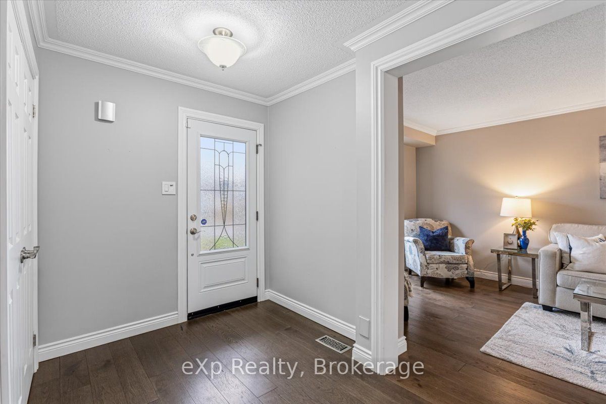 1067 Maury Crescent, Pickering, ON L1X 1R4 photo 4