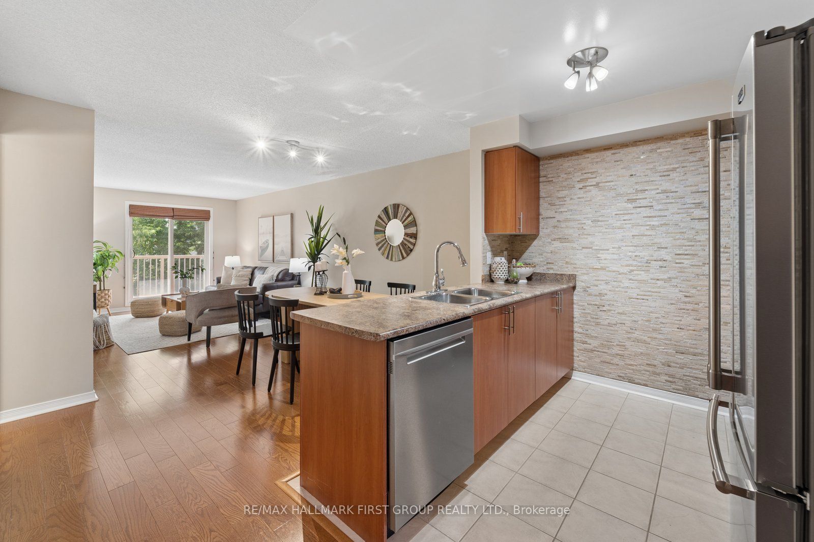 8 Petra Way 2, Whitby, ON L1R 0A6 photo 5