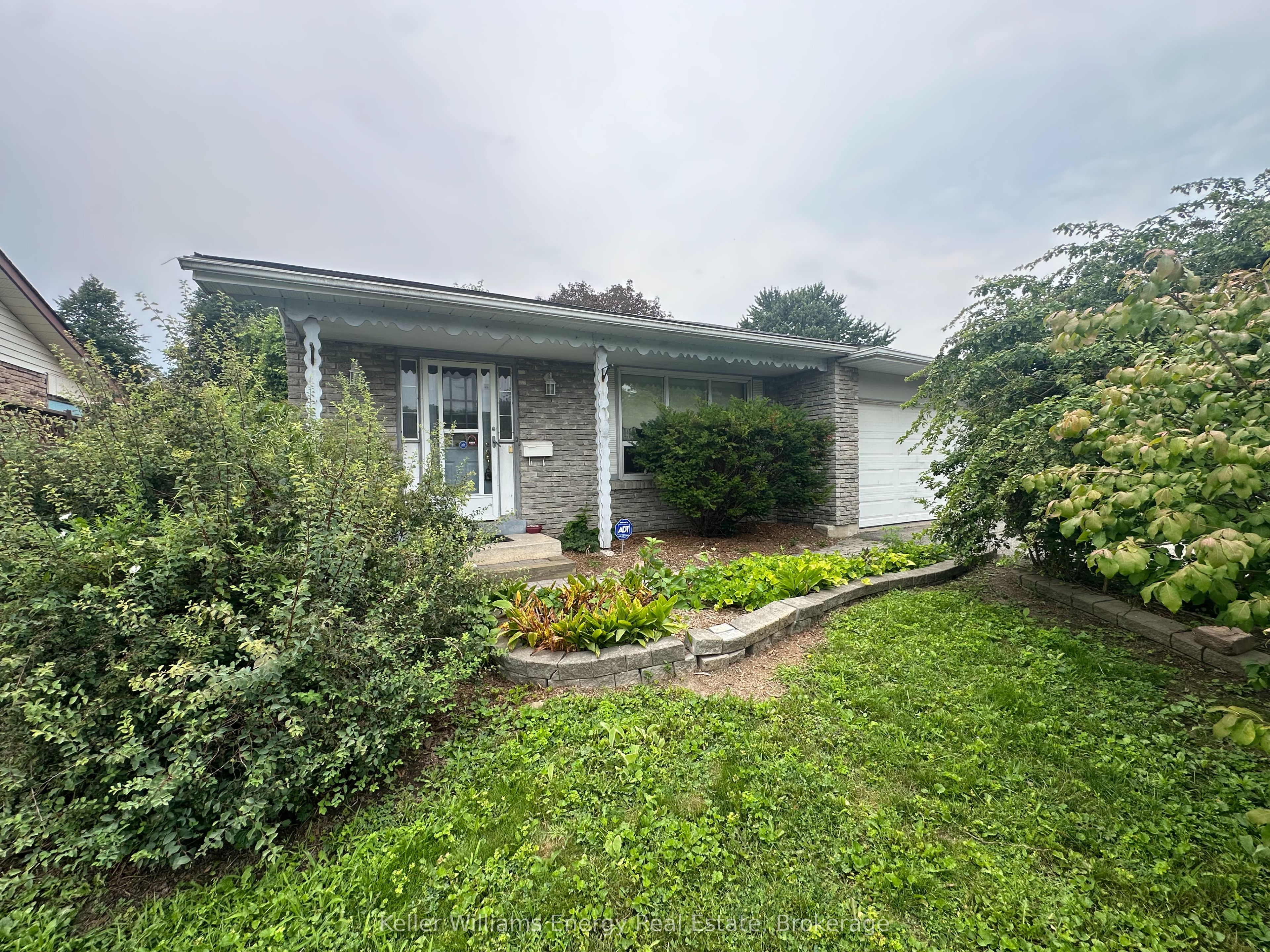 252 Keewatin Street S, Oshawa, ON L1H 6Z8