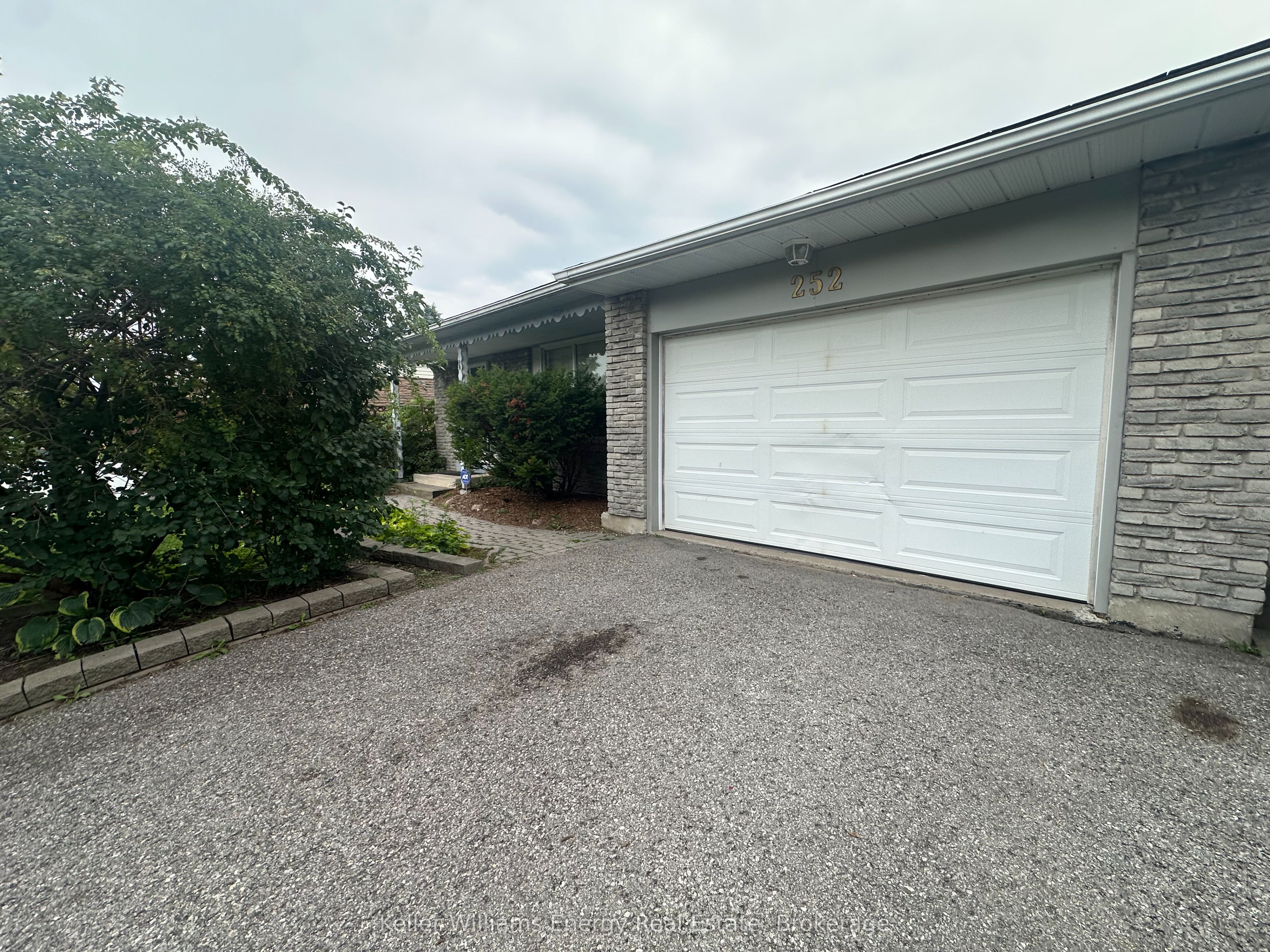252 Keewatin Street S, Oshawa, ON L1H 6Z8 photo 2