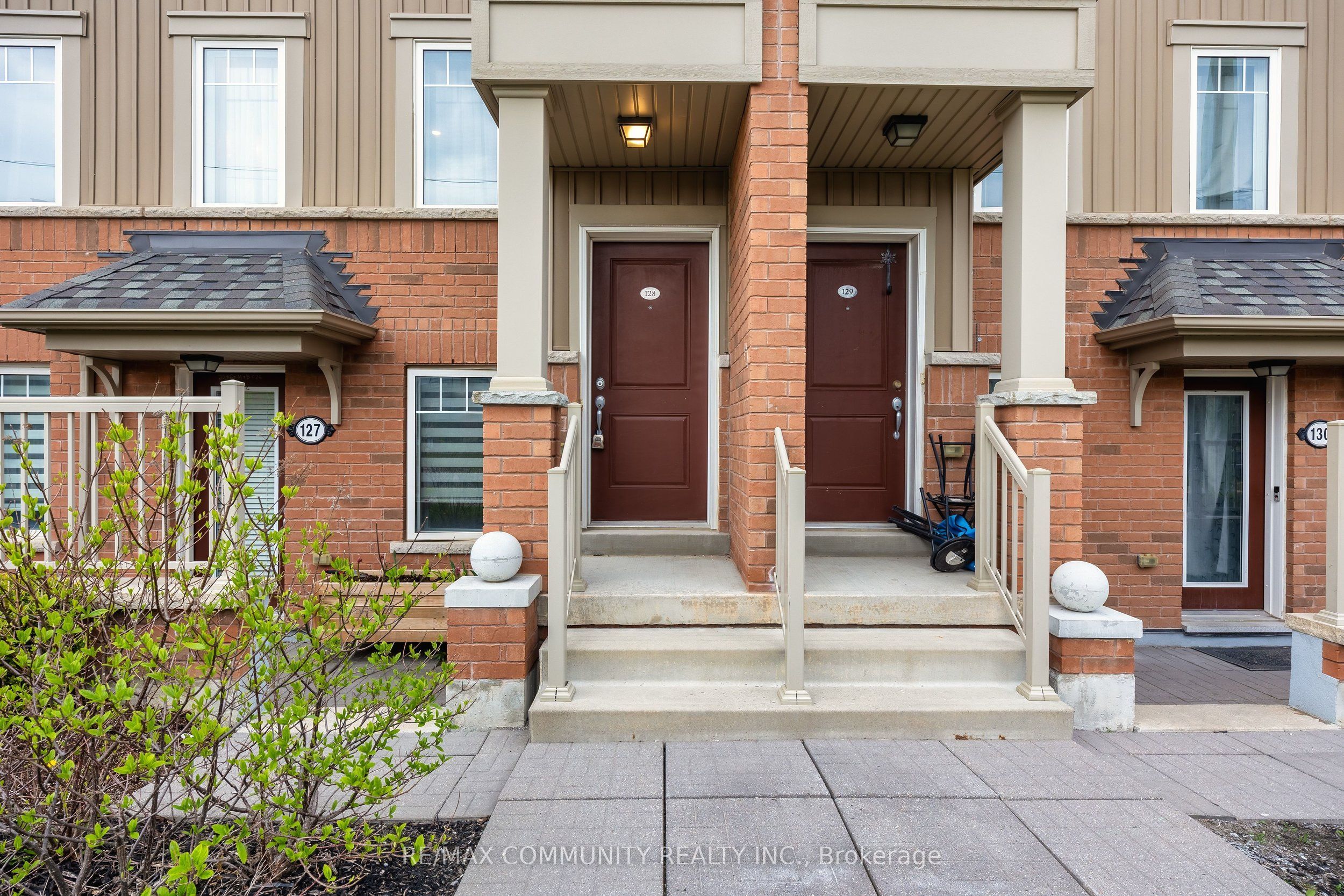 2500 Hill Rise Court 128, Oshawa, ON L1L 0M6 photo 2