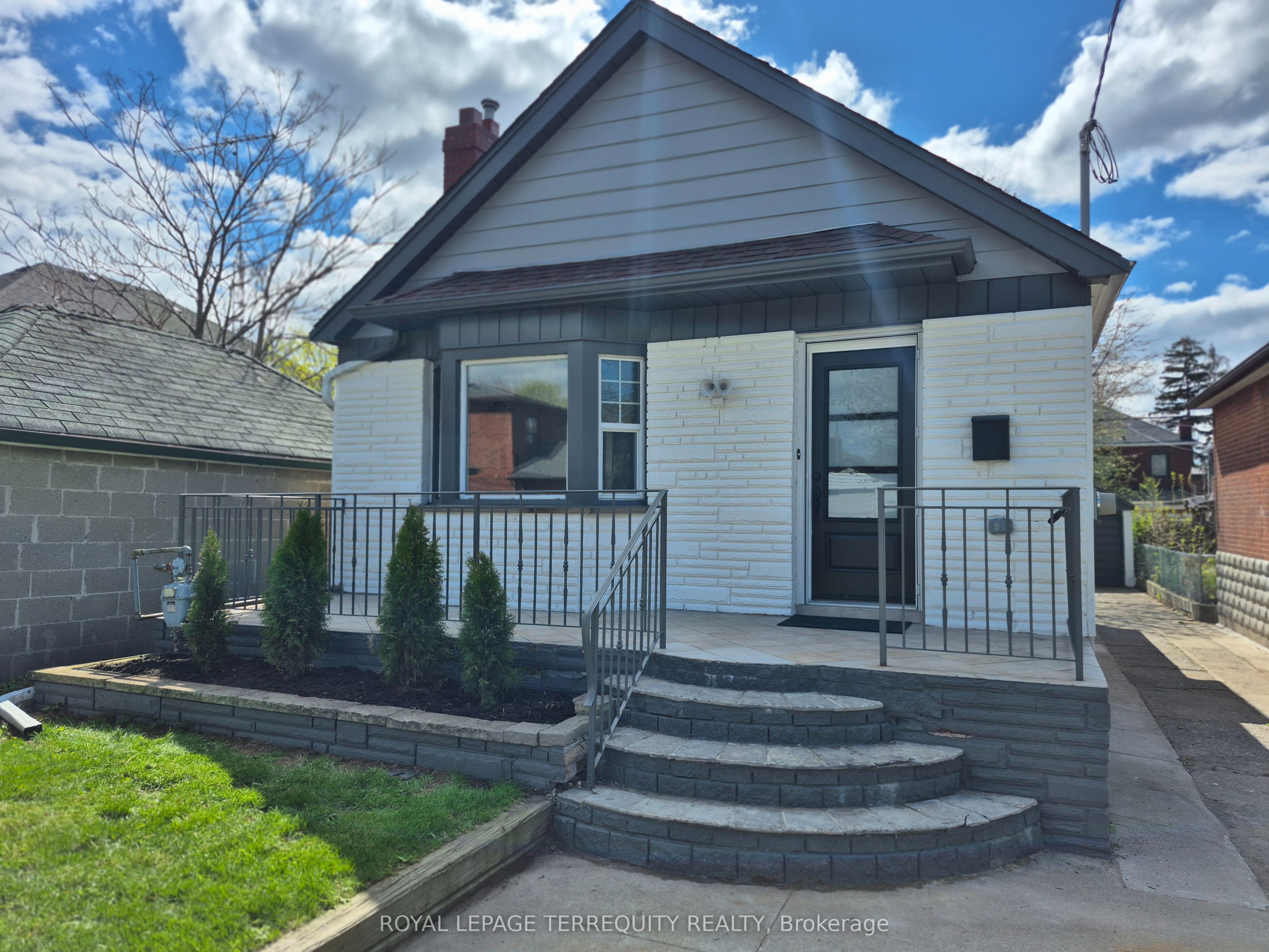 40 Leroy Avenue, Toronto, ON M4J 4G8 photo 2
