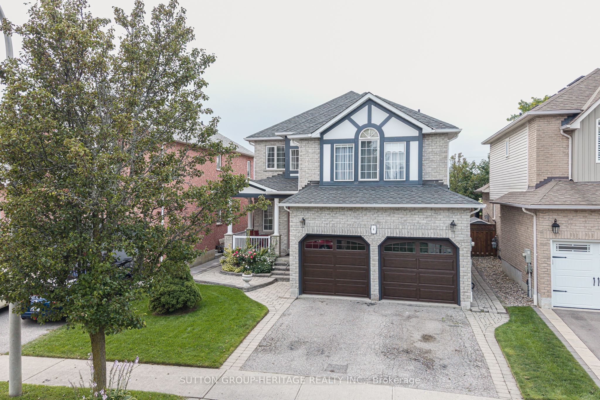 4 Divine Drive, Whitby, ON L1R 2T4
