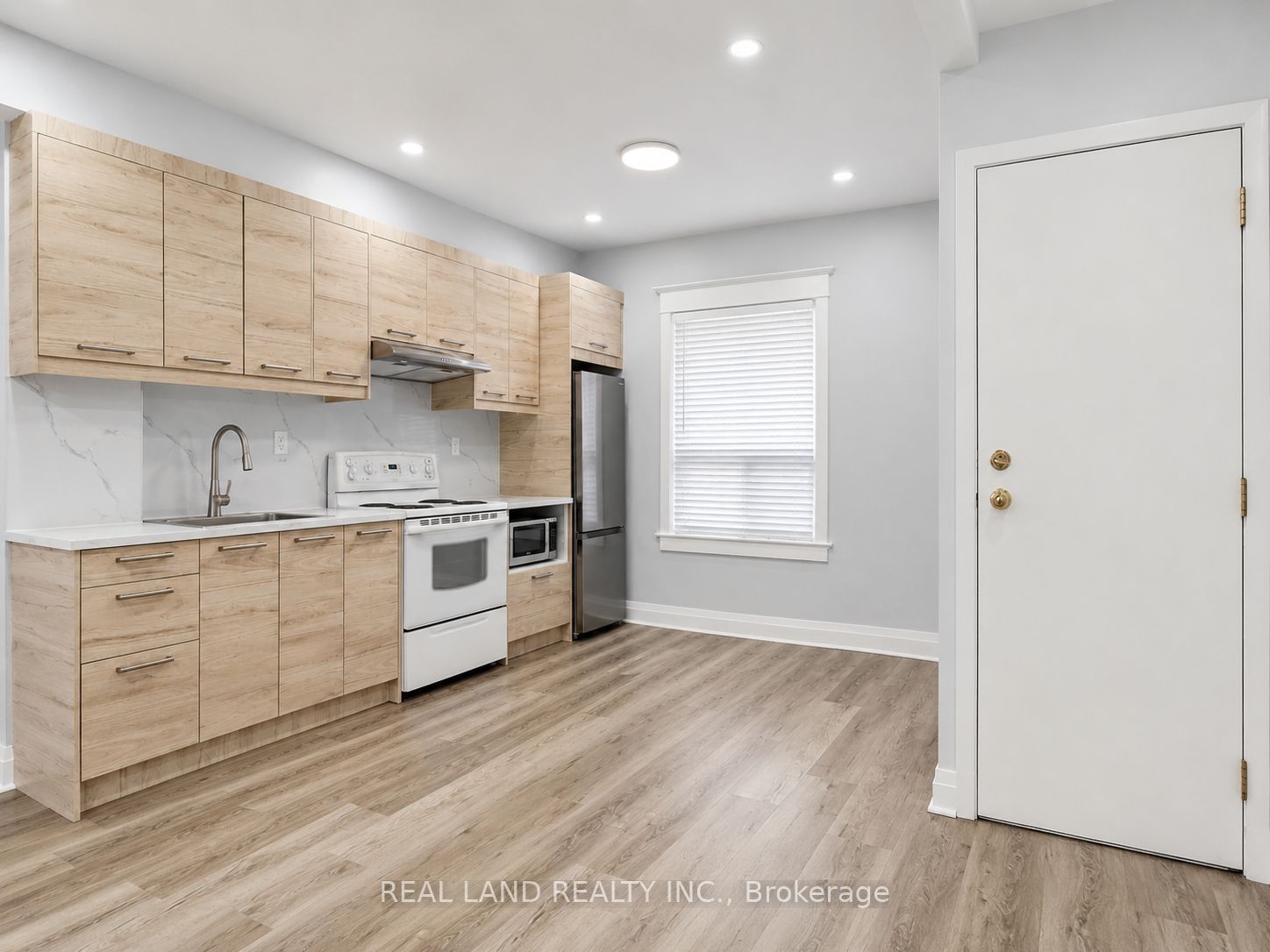 225 Coxwell Avenue MAIN FLOOR, Toronto, ON M4L 3B4 photo 2