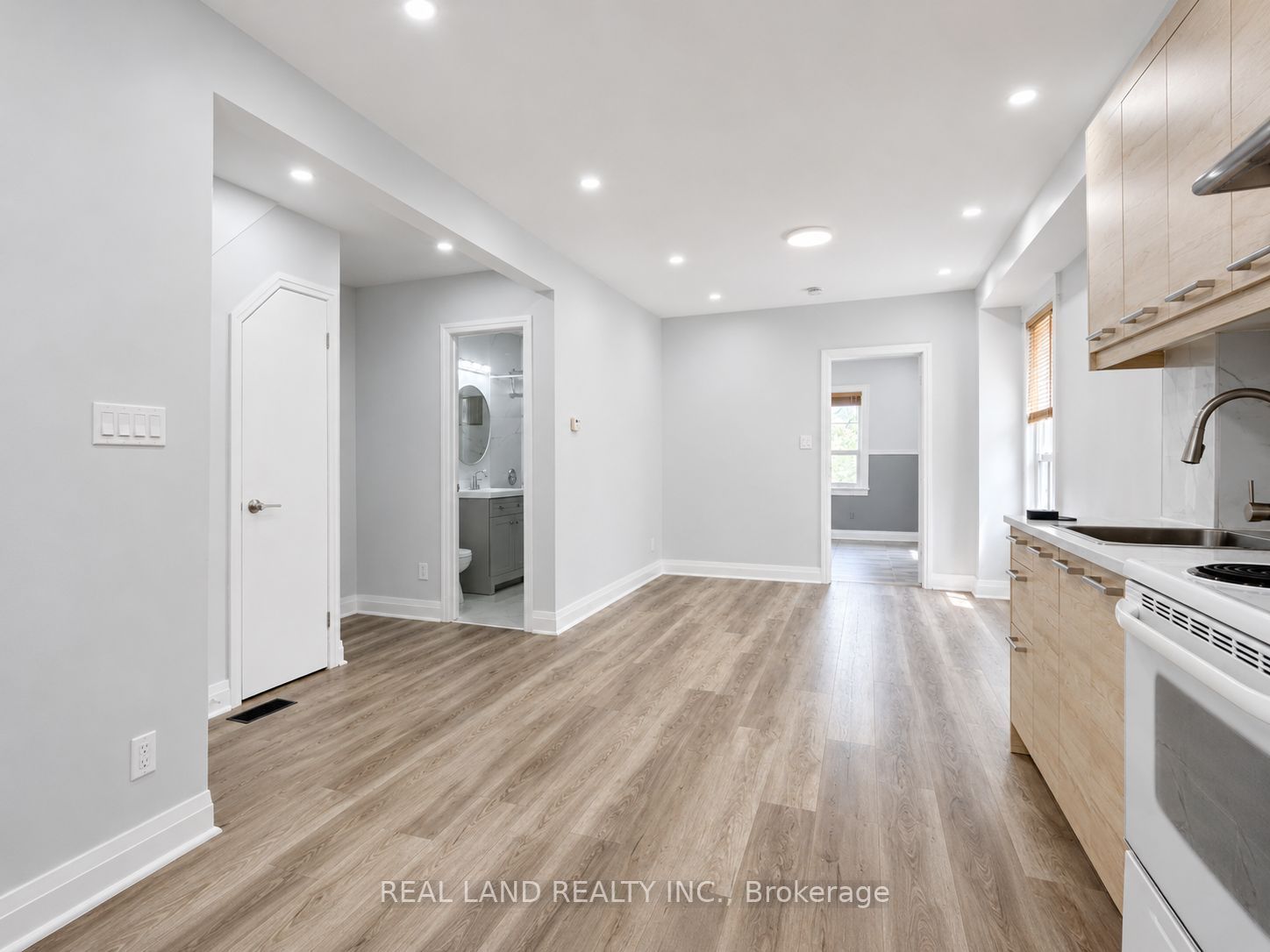 225 Coxwell Avenue MAIN FLOOR, Toronto, ON M4L 3B4 photo 3
