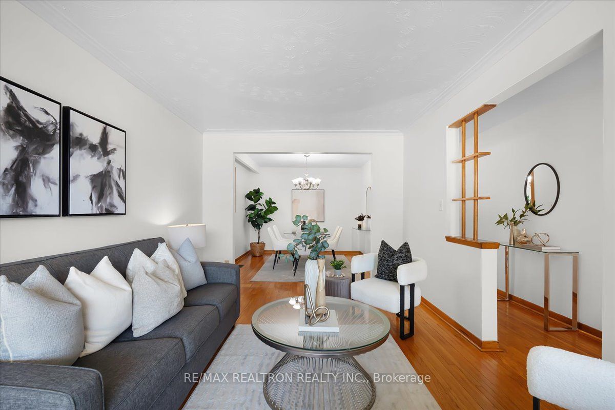 283 Hiawatha Road, Toronto, ON M4L 2Y3 photo 2