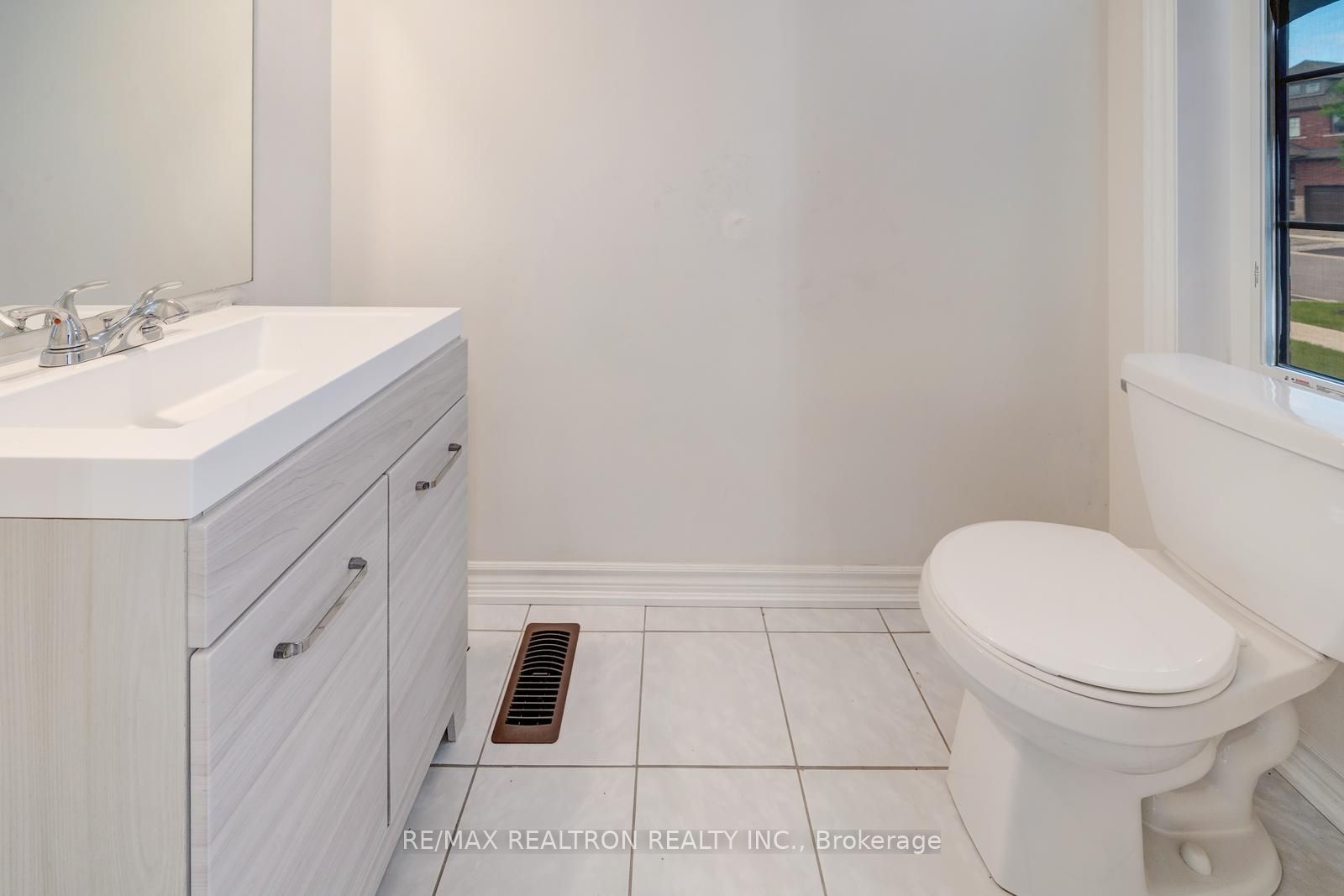 295 Northglen Boulevard, Clarington, ON L1C 3K2 photo 5