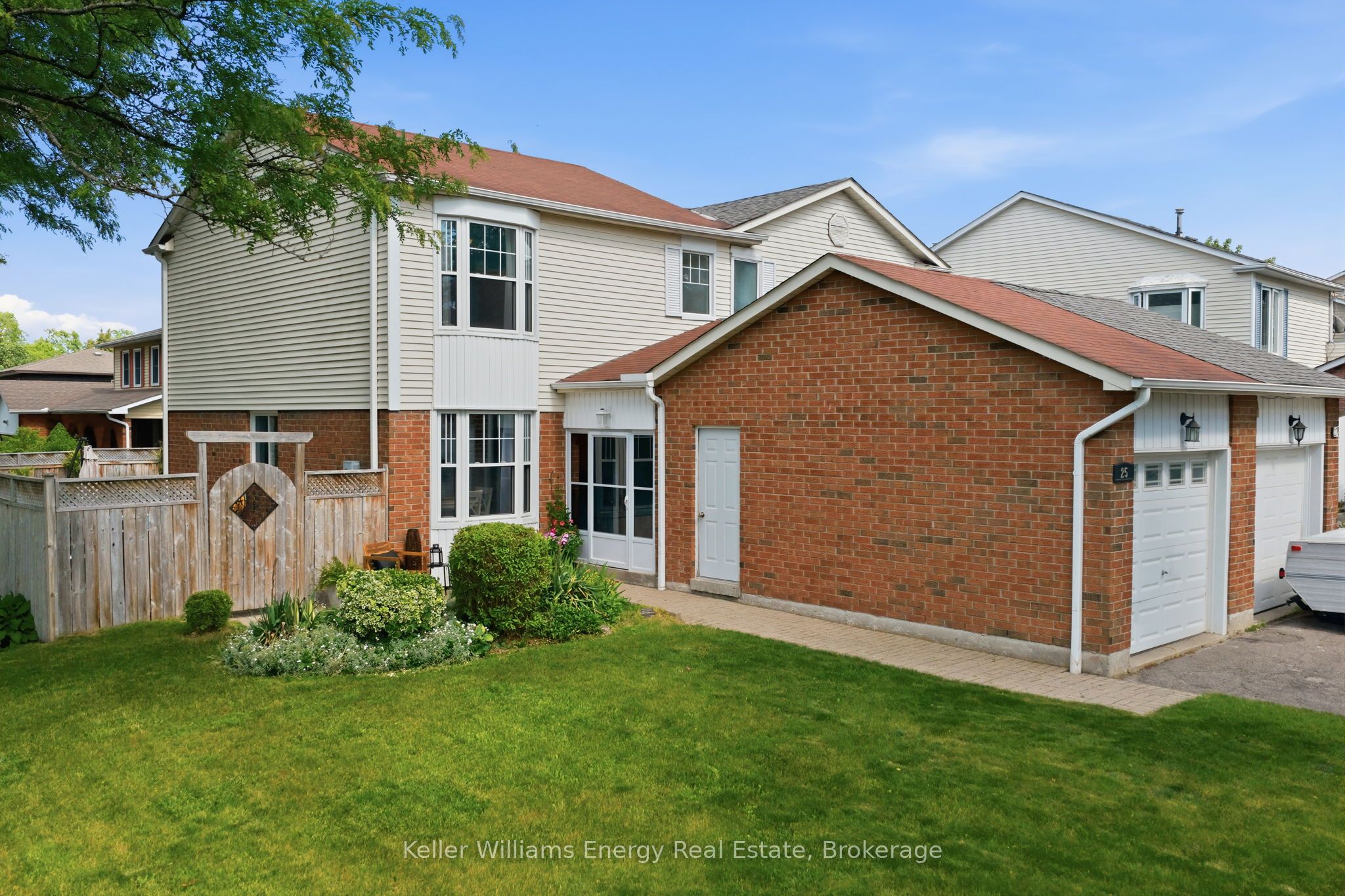 25 Habitant Crescent, Whitby, ON L1P 1E1 photo 2