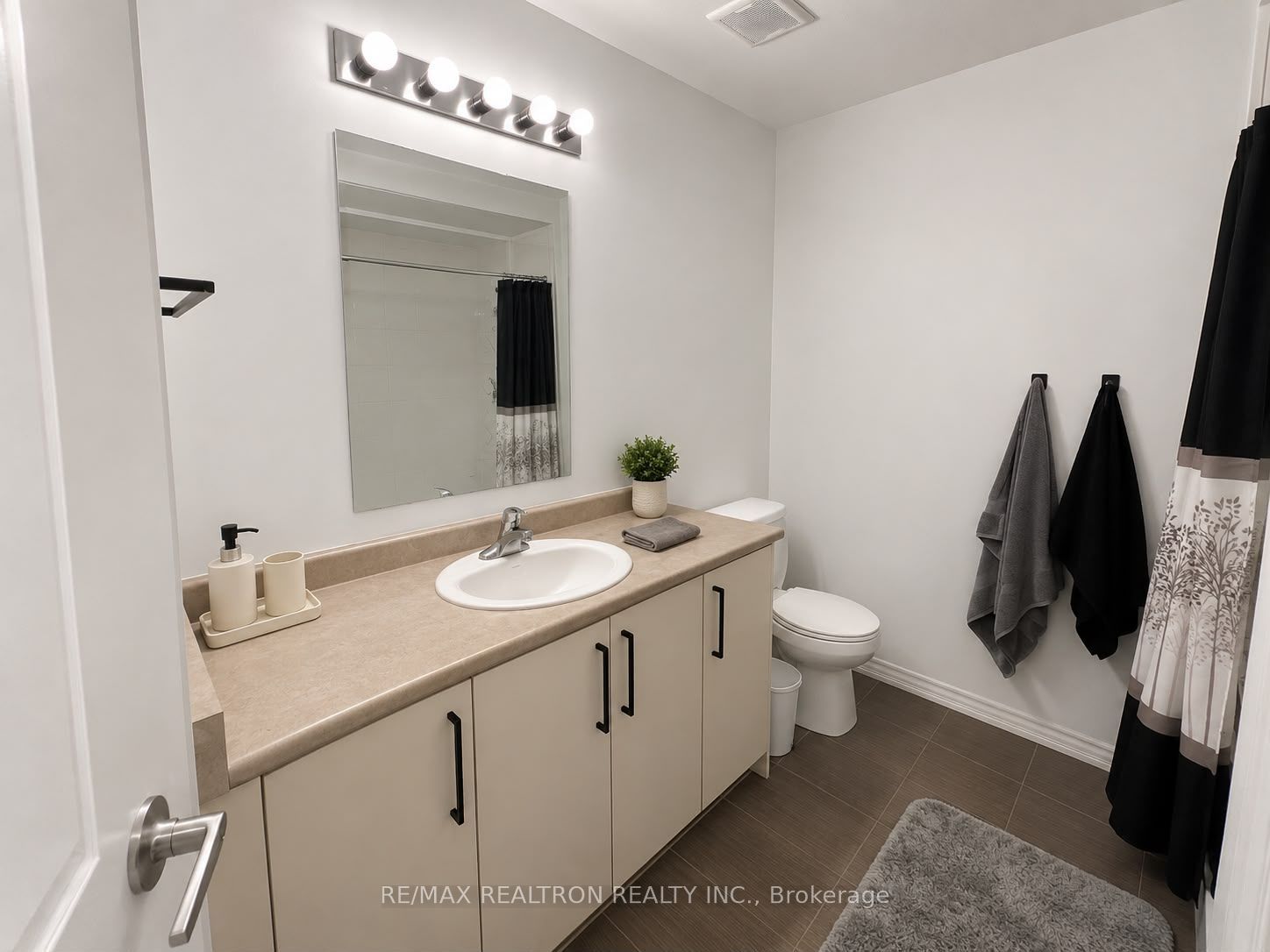 186 Closson Drive, Whitby, ON L1P 0M6 photo 2