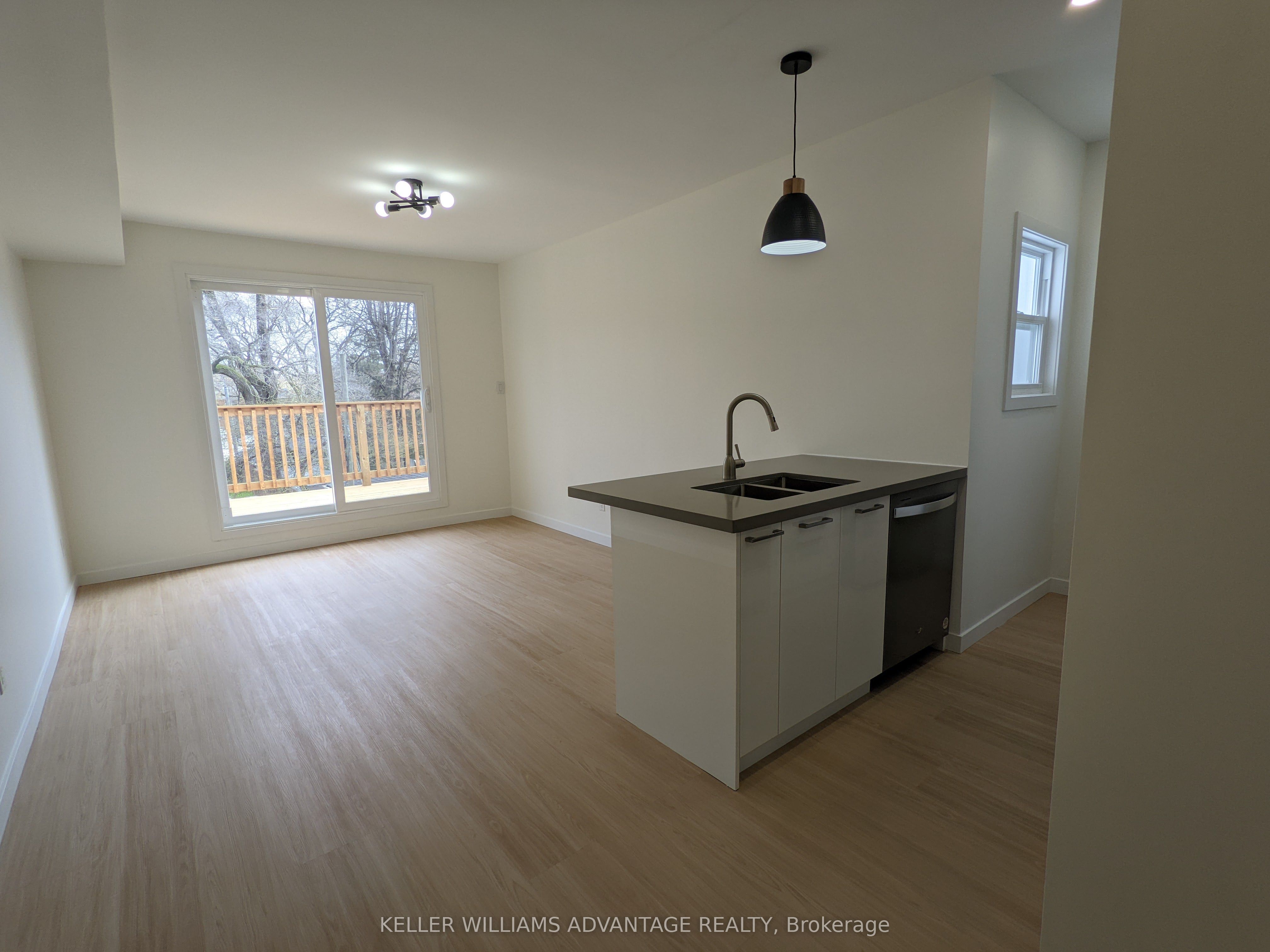 113 Woodbine Avenue upper, Toronto, ON M4L 3P1 photo 2