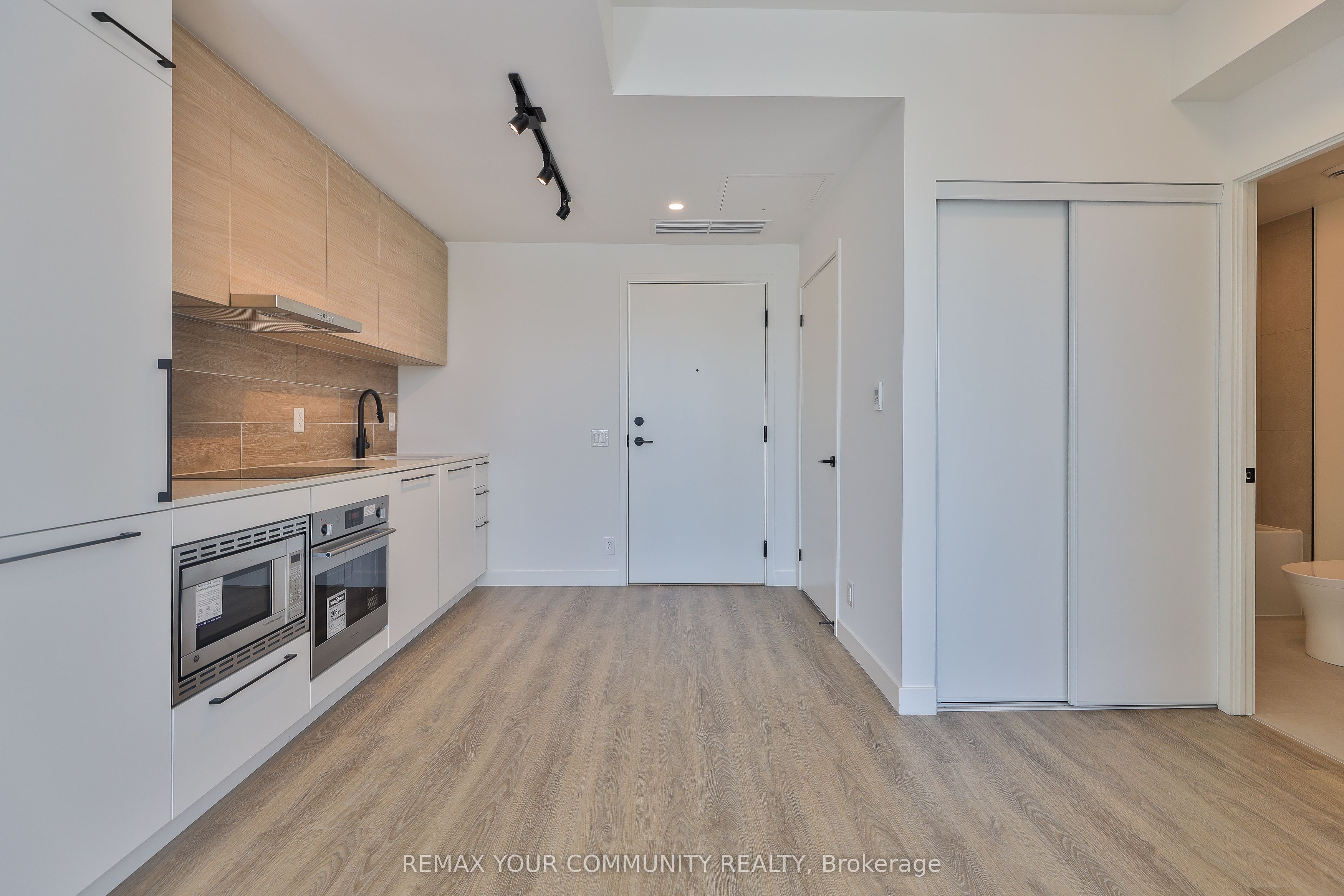 1050 Eastern Avenue 514, Toronto, ON M4L 0B7 photo 4