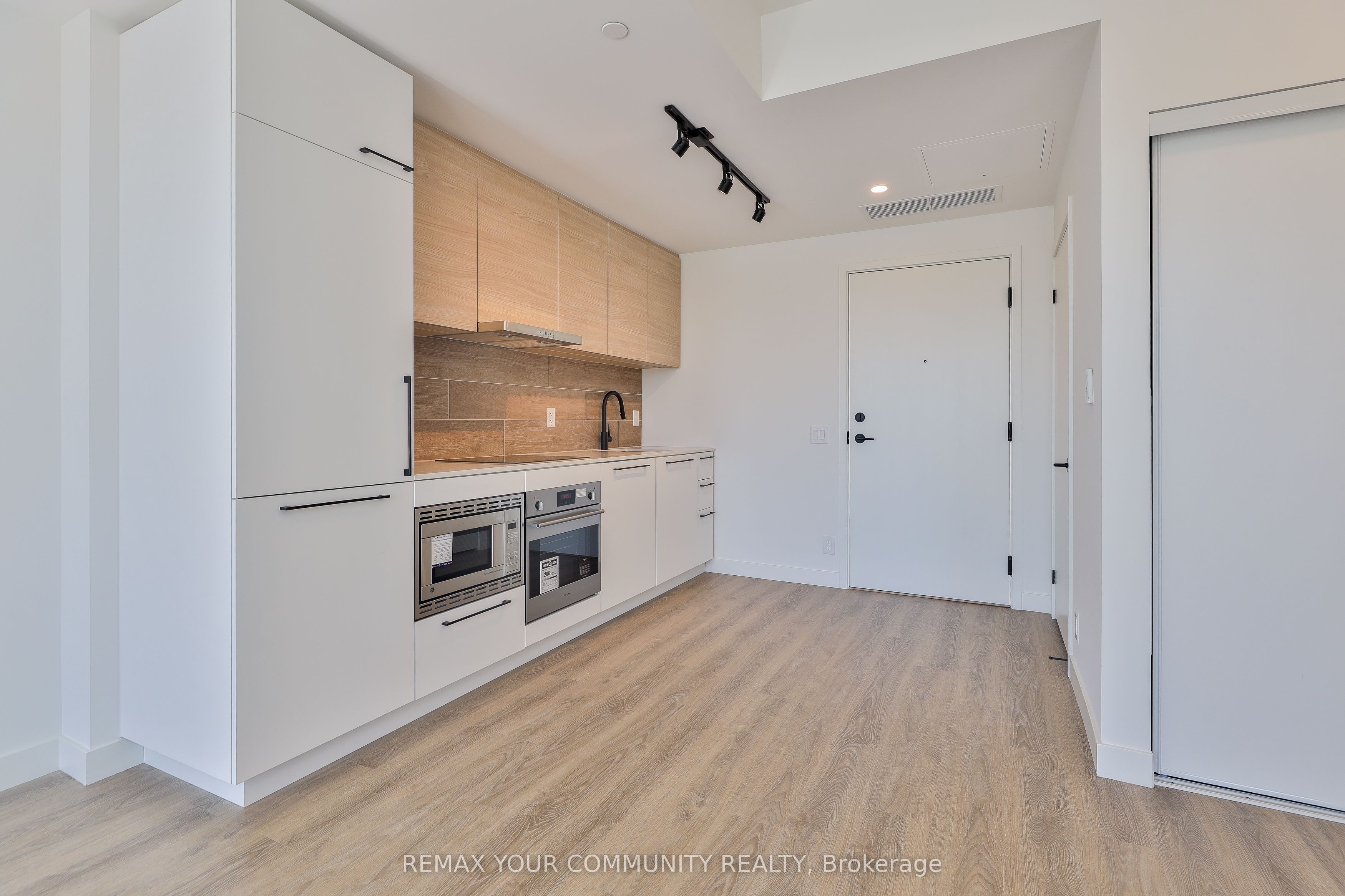 1050 Eastern Avenue 514, Toronto, ON M4L 0B7 photo 5