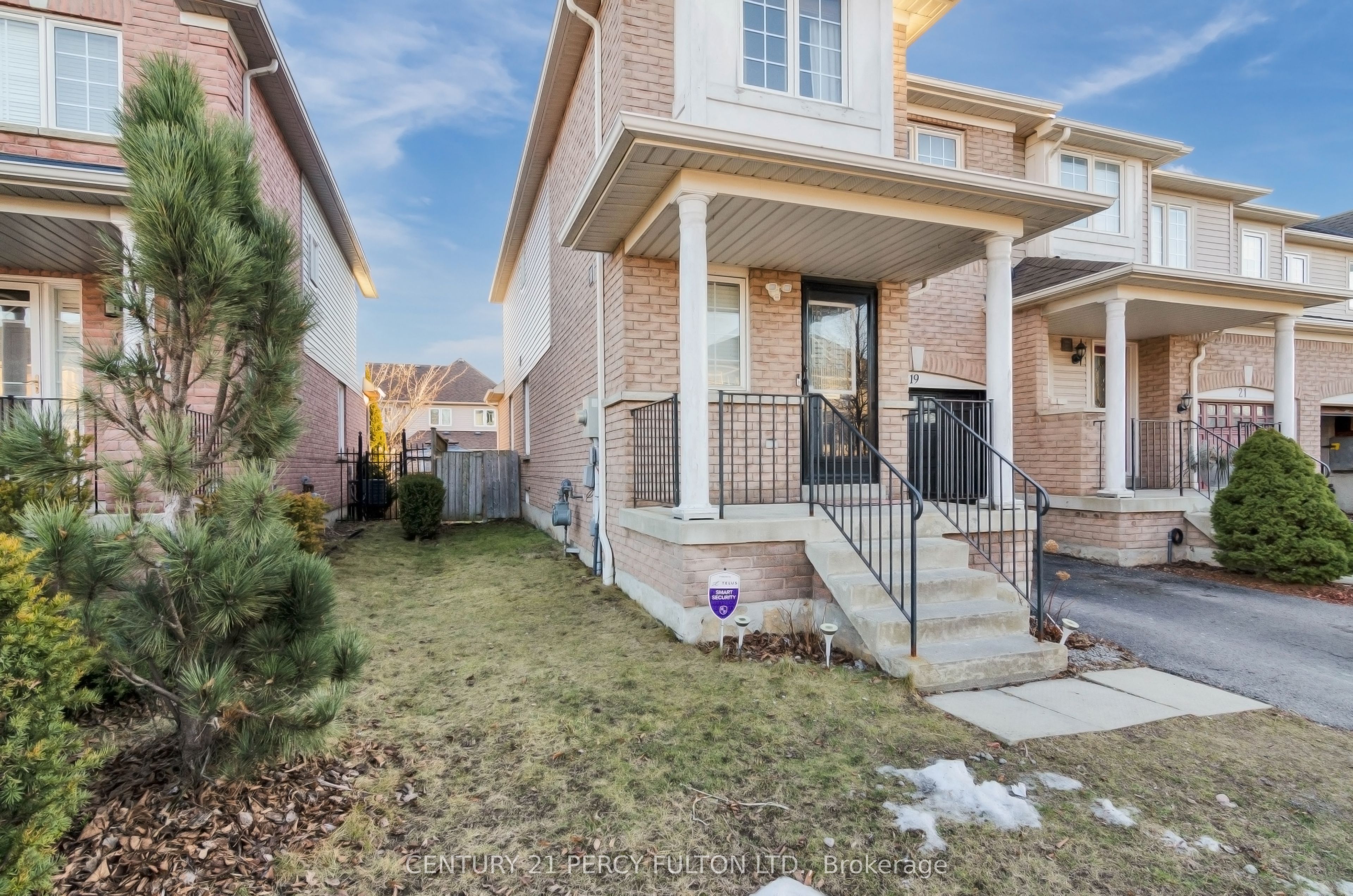 19 Odessa Crescent, Whitby, ON L1R 3P1 photo 2