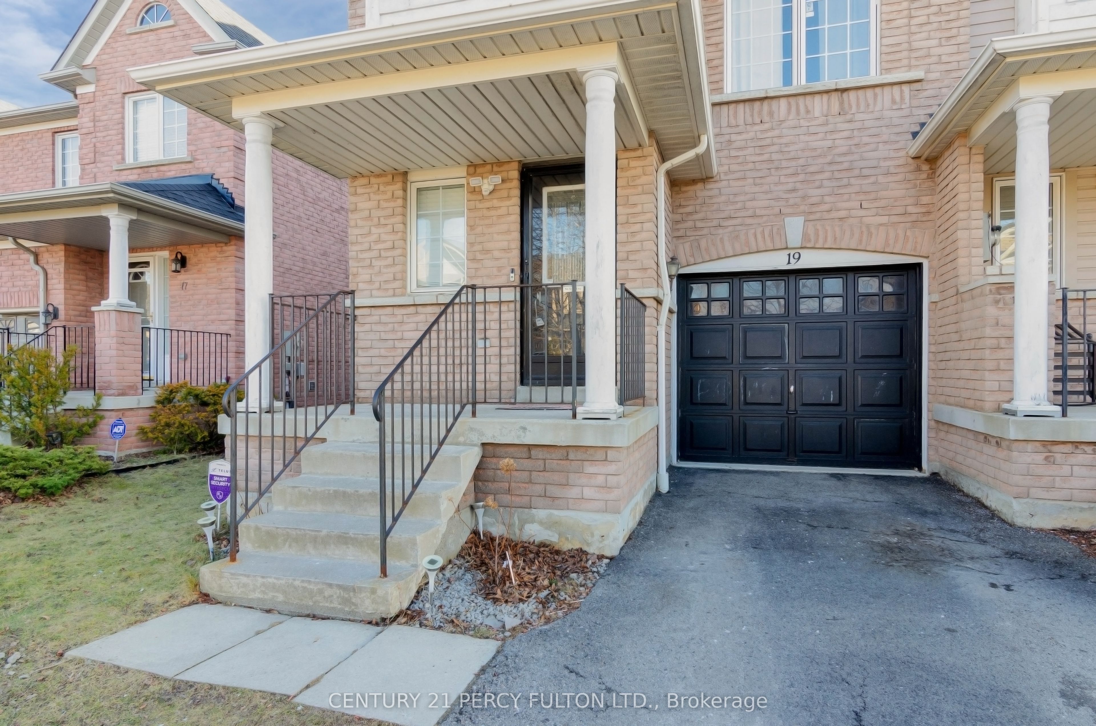 19 Odessa Crescent, Whitby, ON L1R 3P1 photo 3