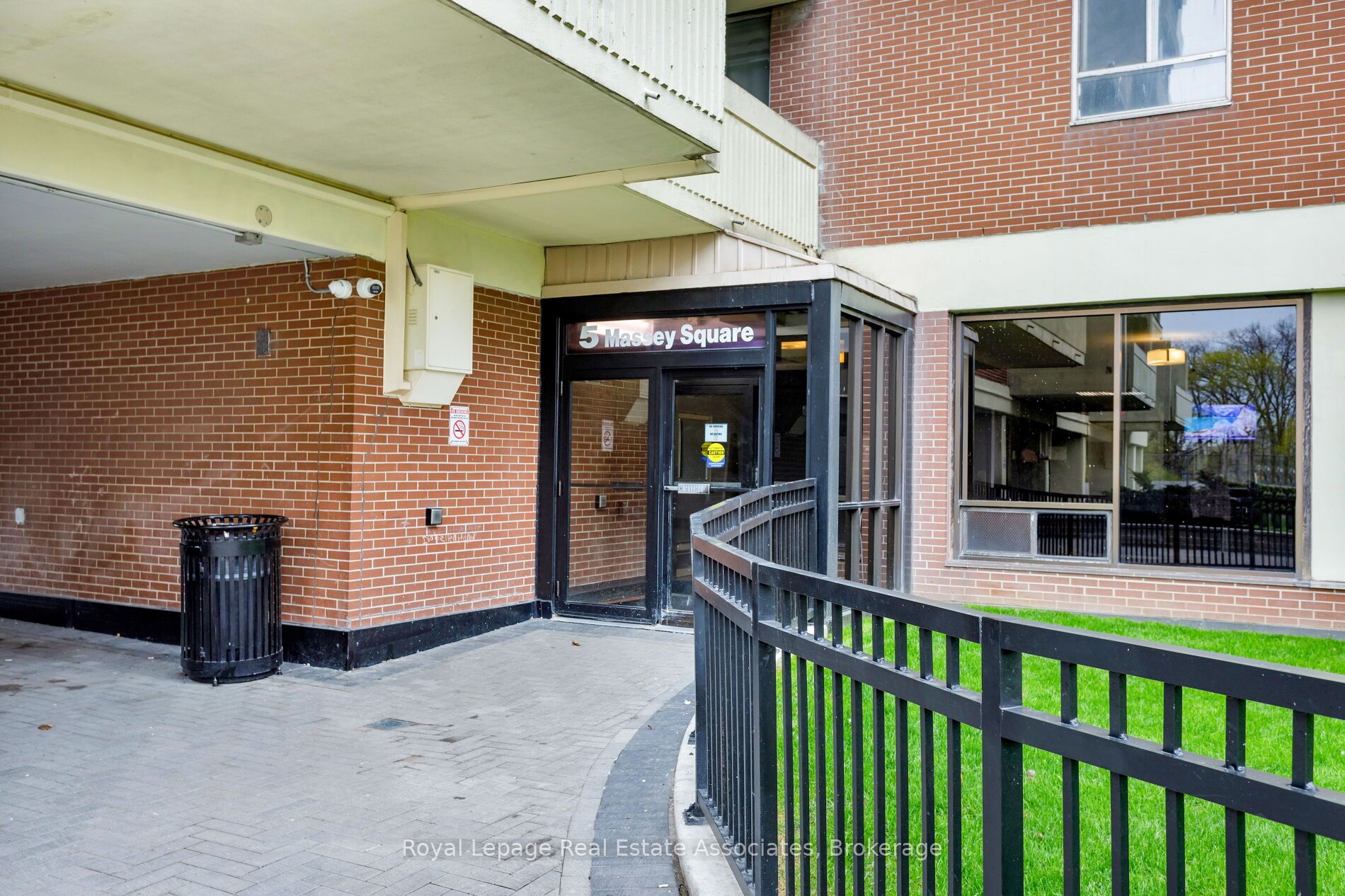 5 Massey Square 1710, Toronto, ON M4C 5L6 photo 2