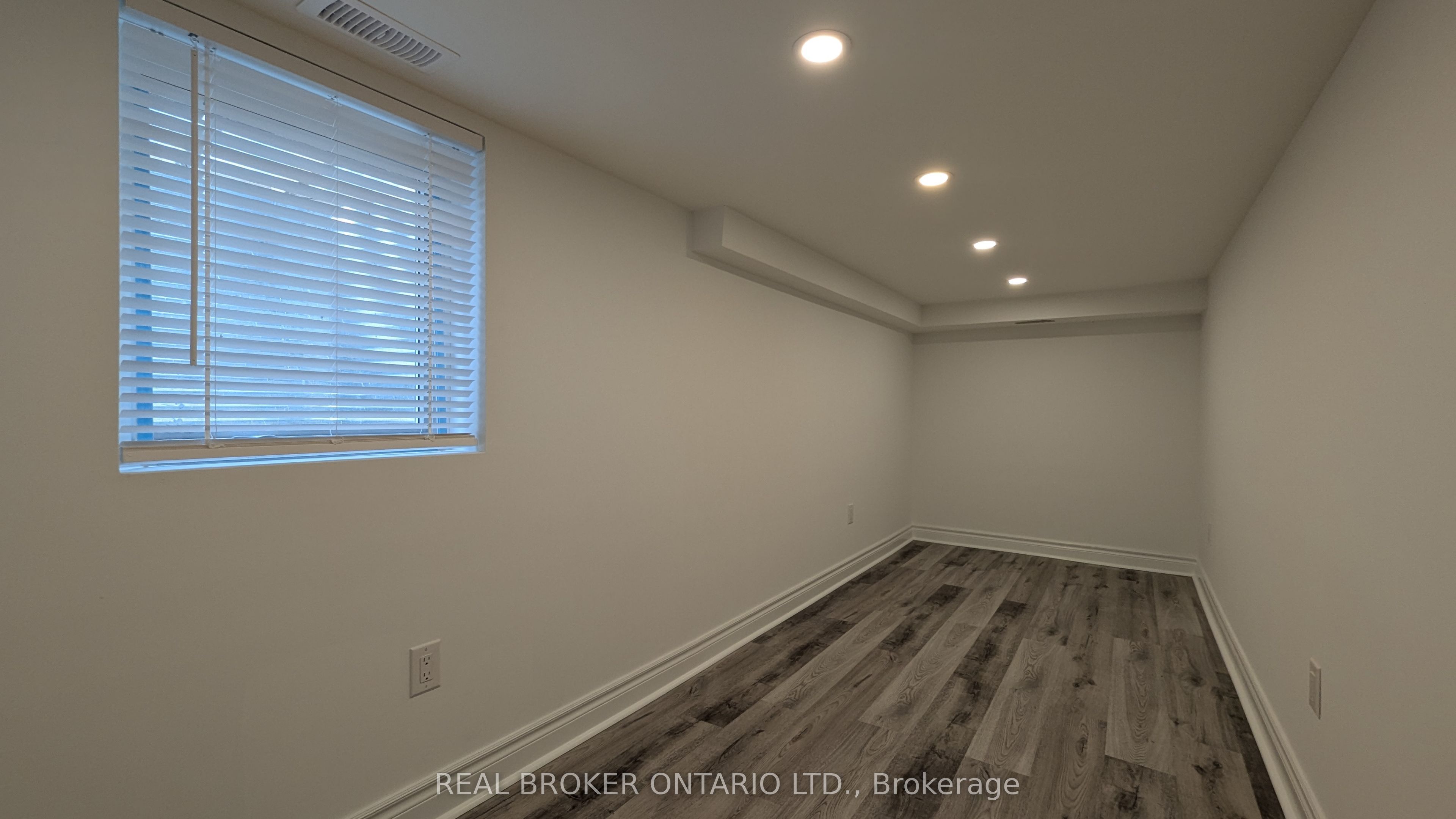 1150 Woodbine Avenue Unit #4, Toronto, ON M4C 4C9 photo 3