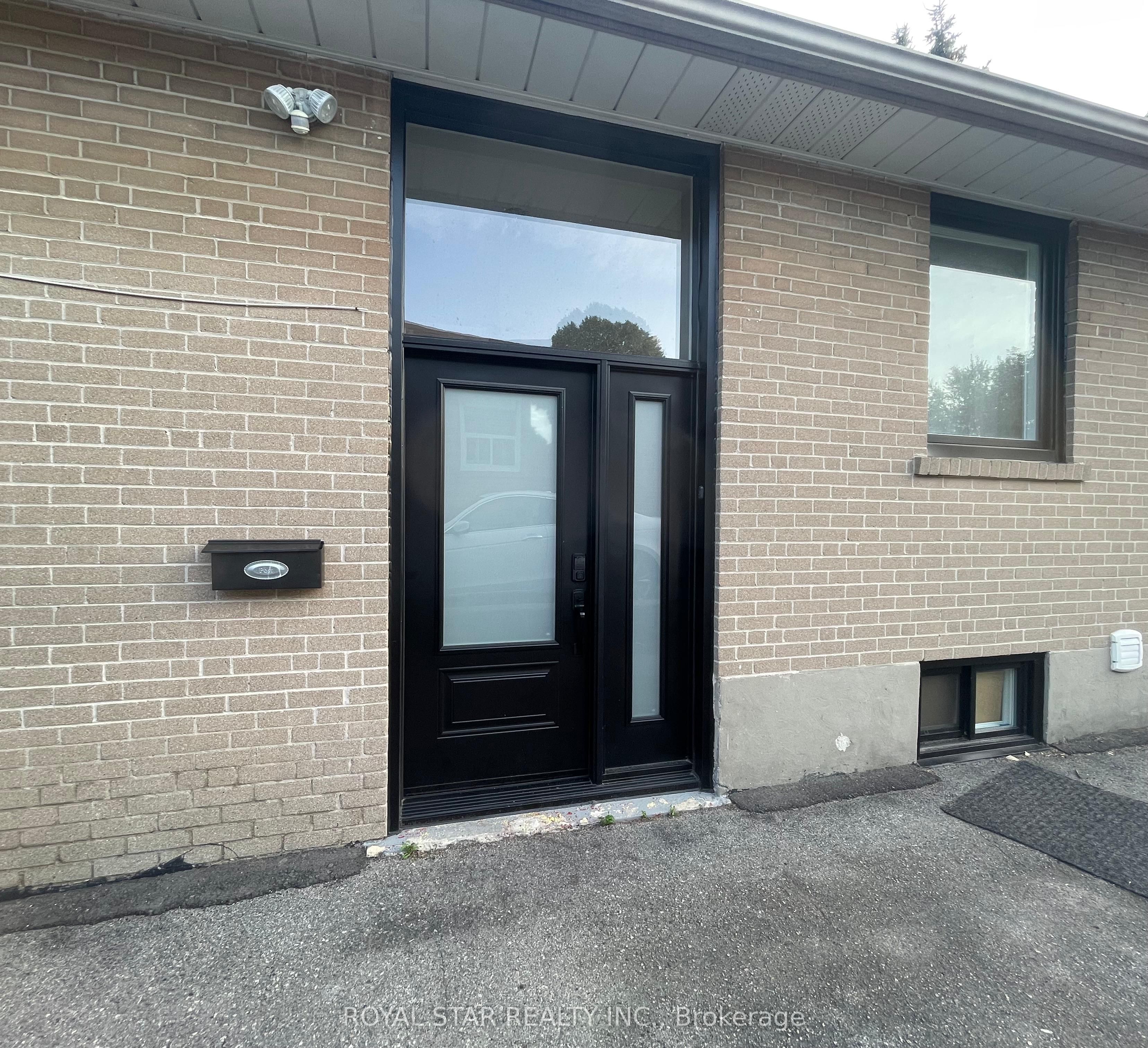 34 Neapolitan Drive Main, Toronto, ON M1P 4B3 photo 2