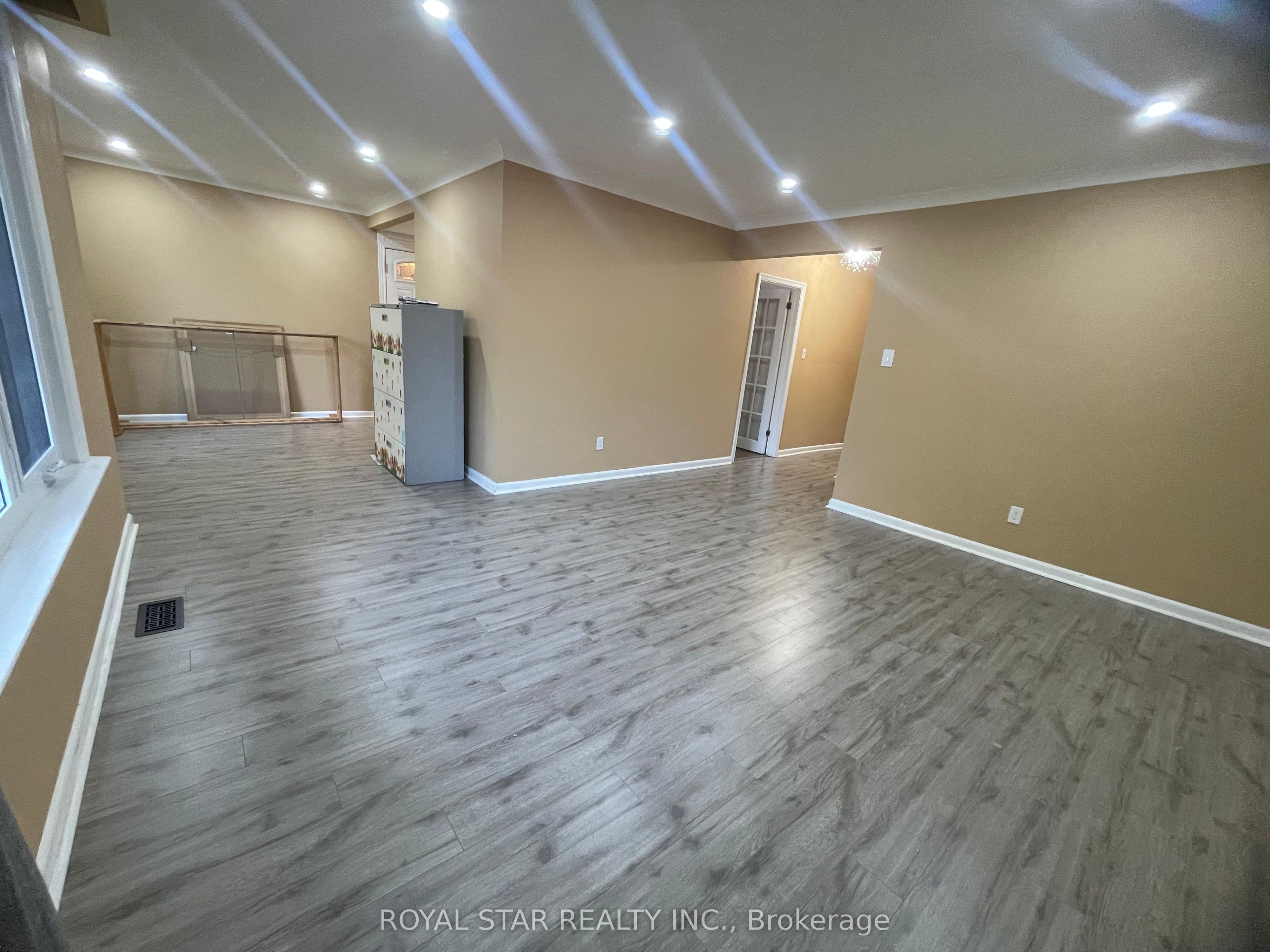 34 Neapolitan Drive Main, Toronto, ON M1P 4B3 photo 4