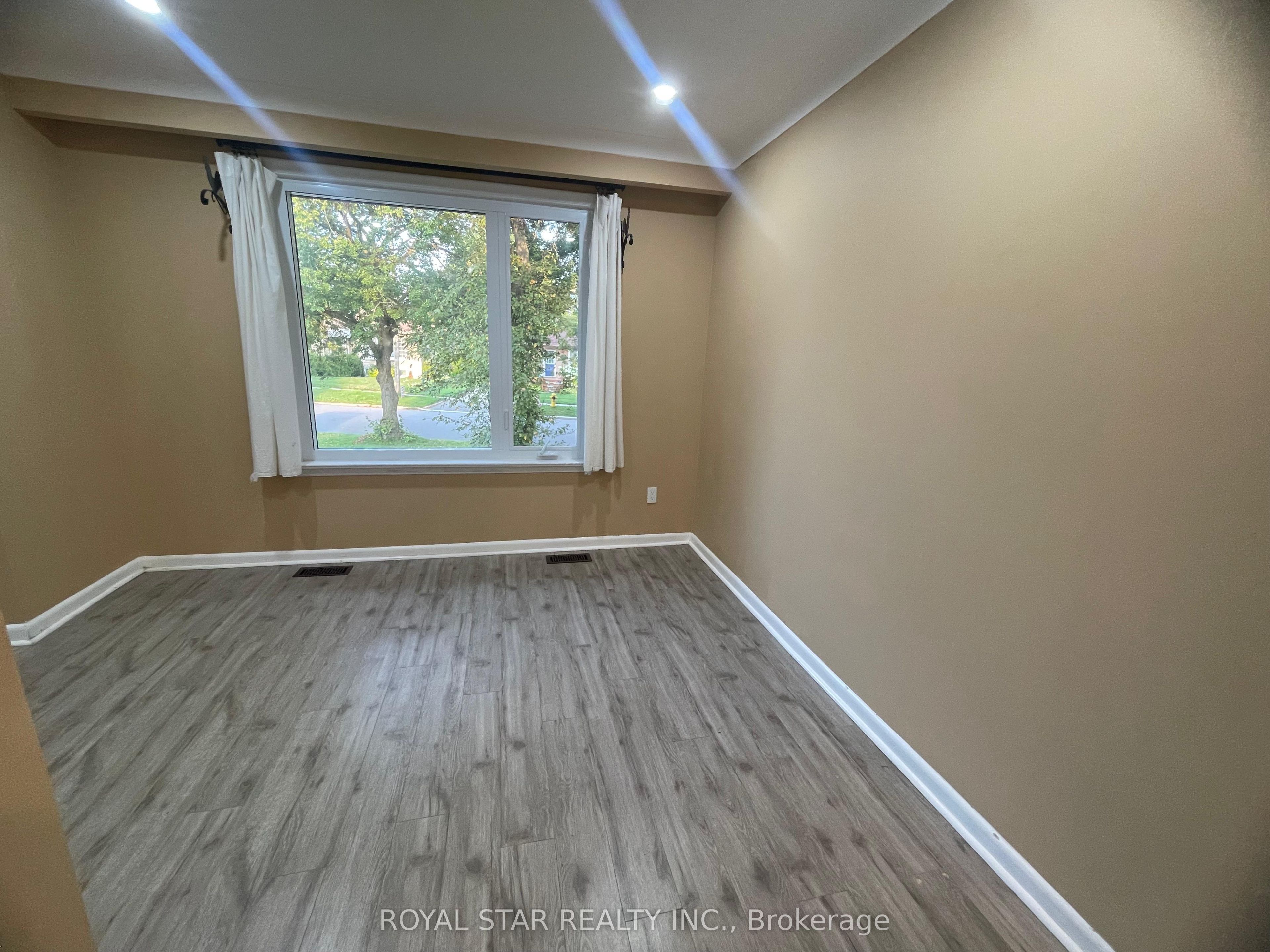 34 Neapolitan Drive Main, Toronto, ON M1P 4B3 photo 5