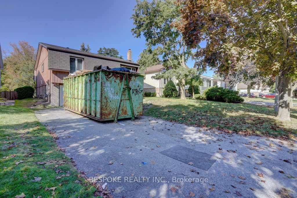 370 Colonsay Court Main, Oshawa, ON L1J 6H3 photo 2